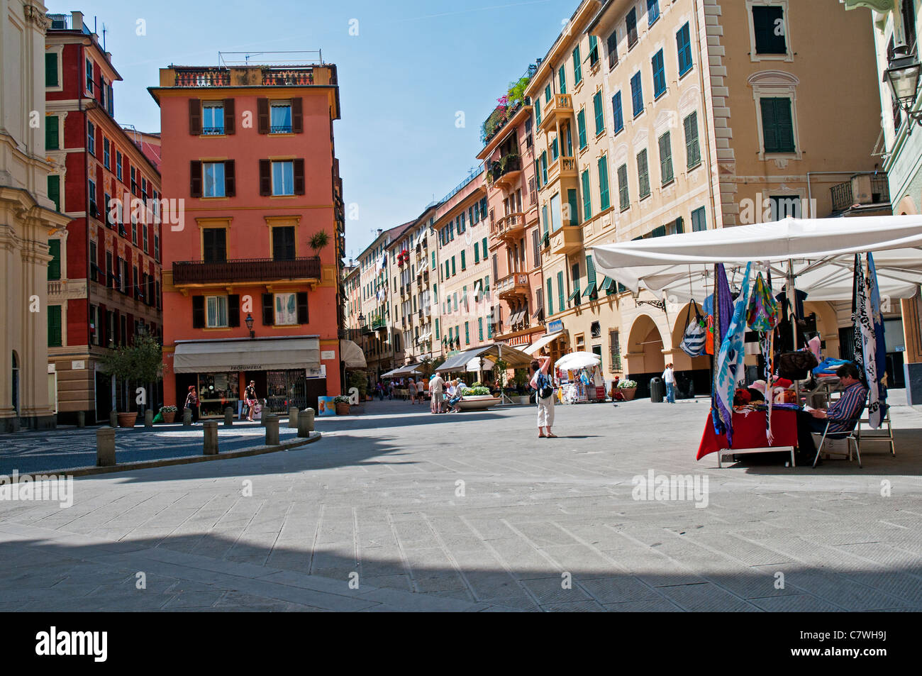 Les chambres élégamment peint de grands bâtiments d'Via Torina reflètent le soleil de l'après-midi, la Piazza Caprera, Santa Margherita Ligure, Italie Banque D'Images