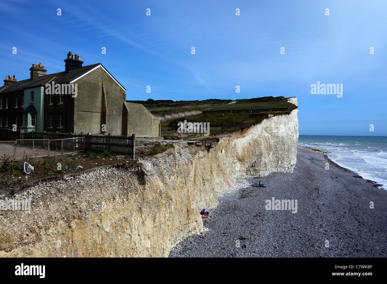Falaises de craie et des garde-côtes cottages à Urrugne , près de Eastbourne, East Sussex, Angleterre Banque D'Images