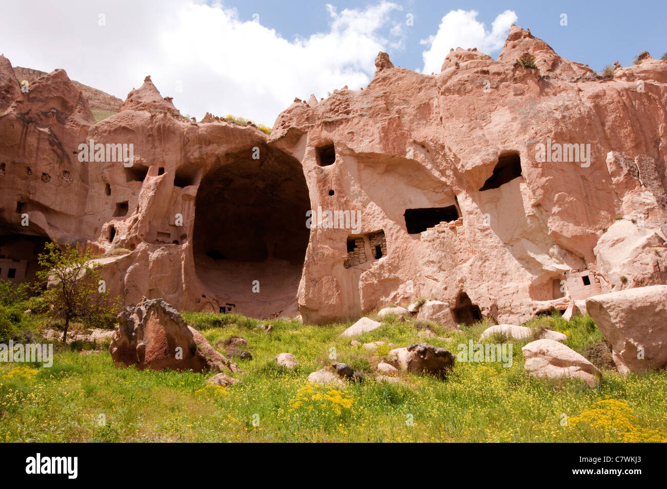 Cave, fenêtres et portes en rock formation, Zelve, Cappadoce, Turquie Banque D'Images