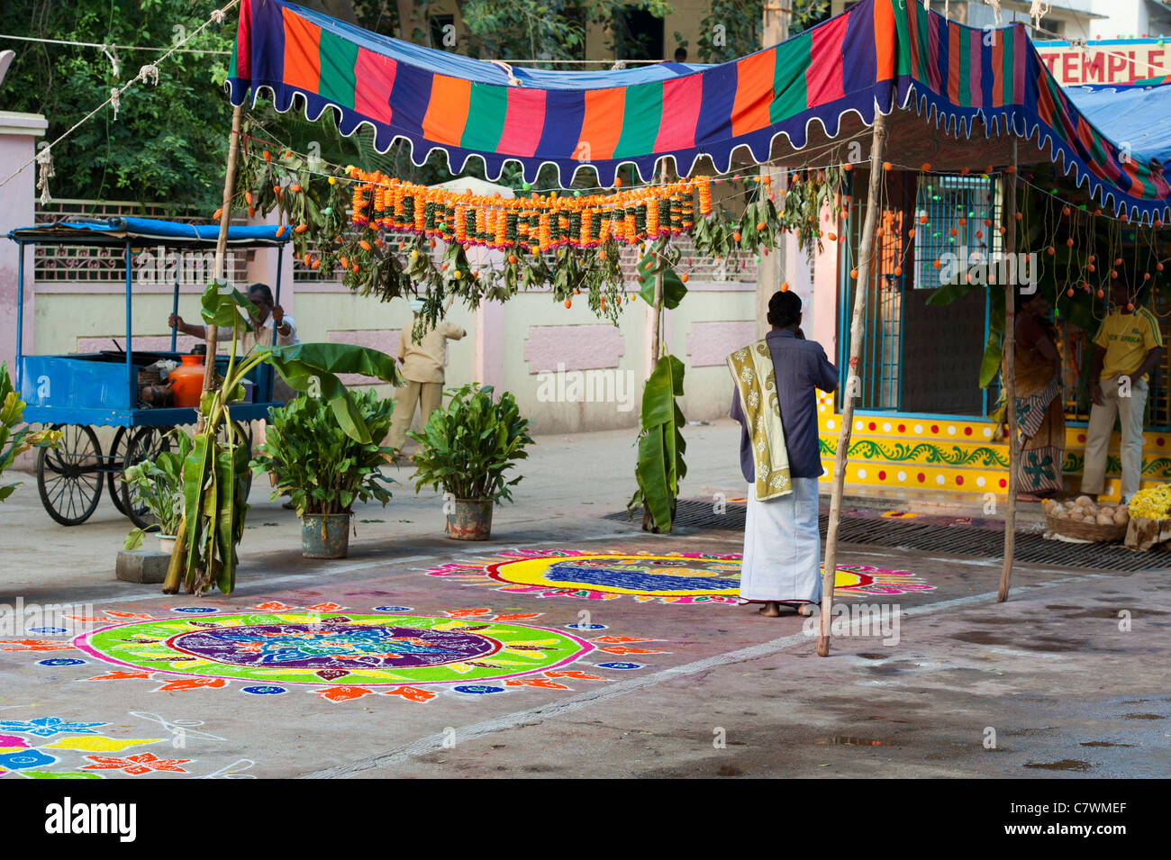 Rangoli design sur une rue indienne à l'extérieur d'un temple hindou pendant le festival du Dasara. Puttaparthi, Andhra Pradesh, Inde Banque D'Images