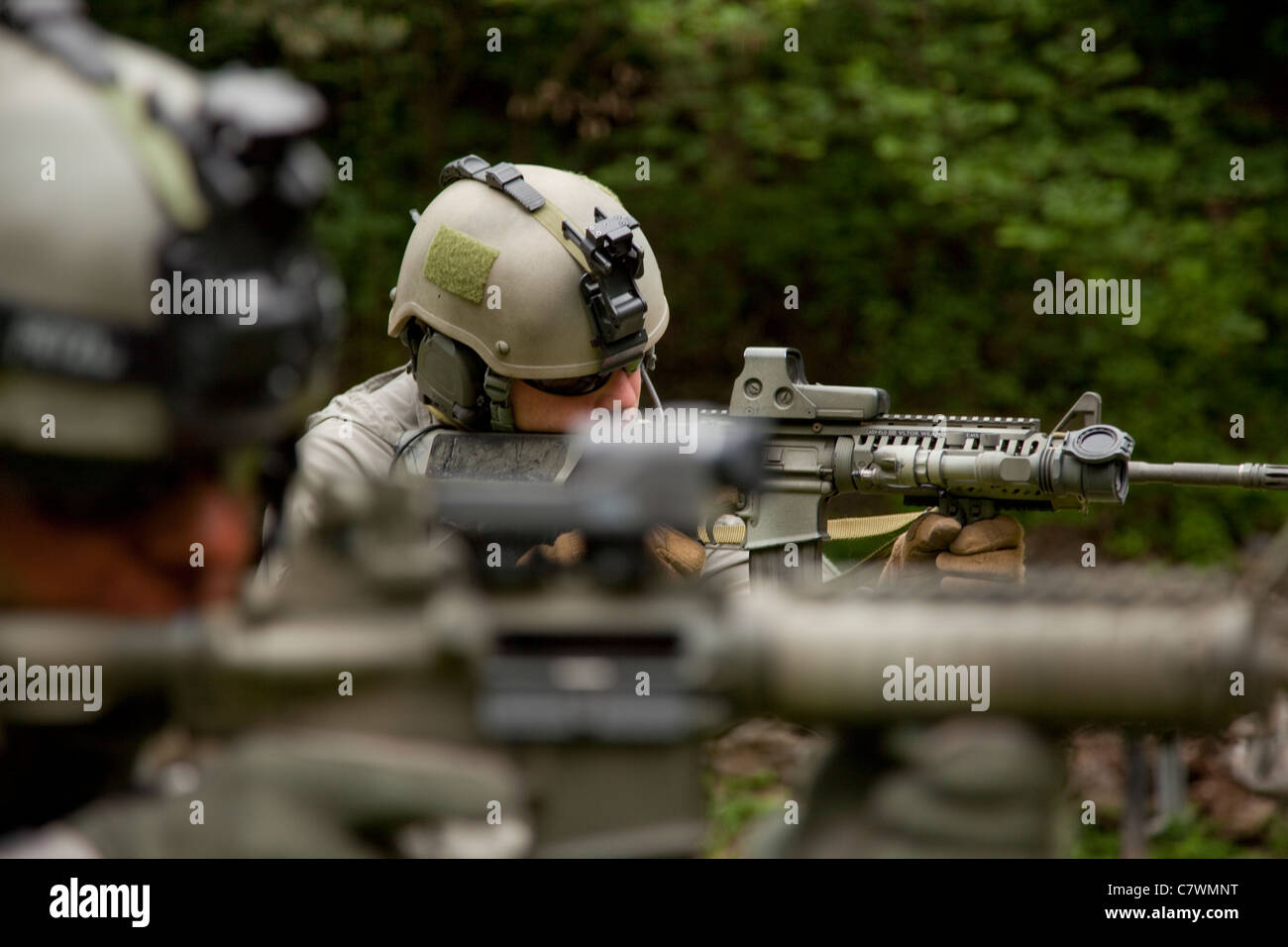 Des soldats des Forces spéciales américaines assurent la sécurité avec des fusils automatiques. Banque D'Images