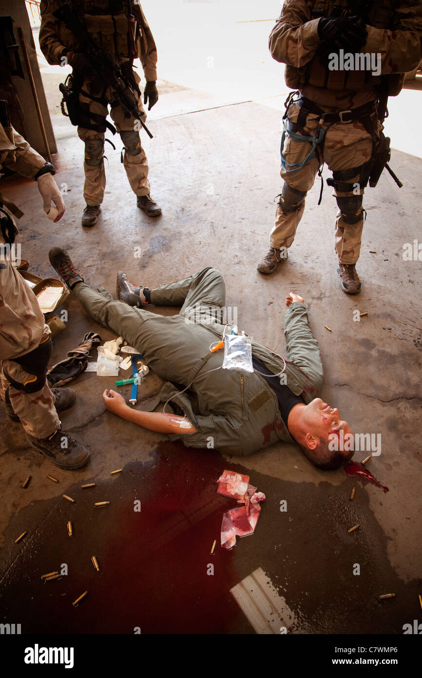 U.S. Air Force CSAR parachutistes de l'administration des premiers soins. Banque D'Images