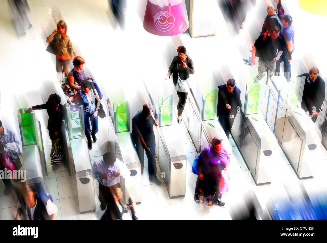 Paris, France. Les gens qui passent par des portes dans le métro de Paris - fortement manipulées / motion blur Banque D'Images