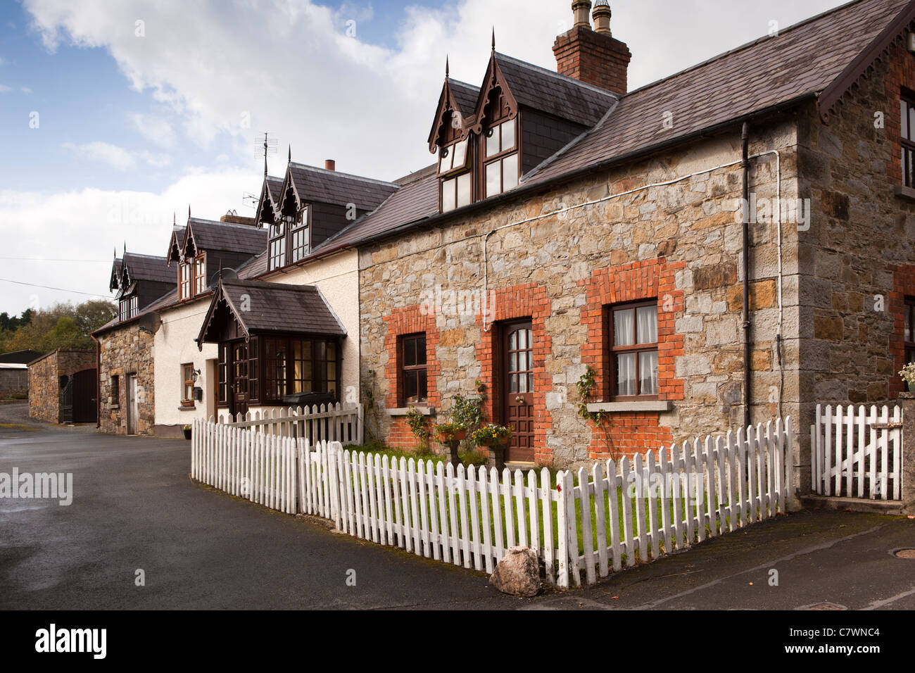 L'Irlande, Co Wicklow, Aughrim, vernaculaire typique du travailleur en pierre des maisons avec des lucarnes Banque D'Images