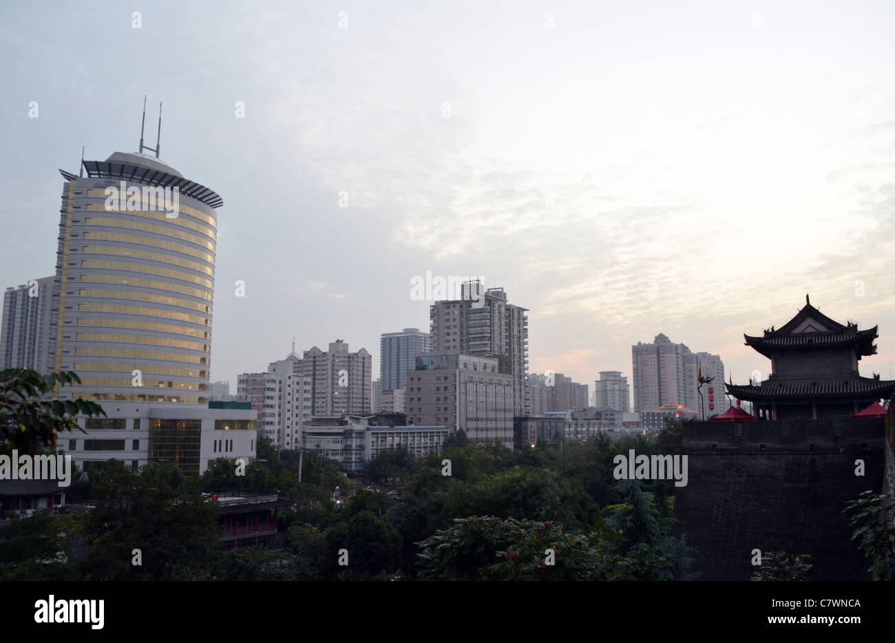 Anciens et nouveaux bâtiments offrent une vue imprenable sur la tombée aux côtés des murs de la ville (à droite) de Xi'an, Shaanxi - ancienne capitale de la Chine Banque D'Images