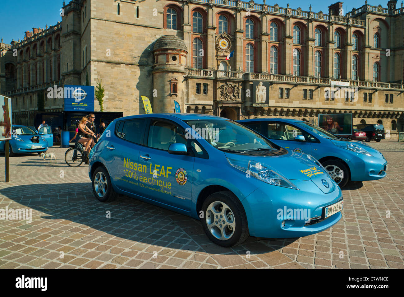 Paris, France, Nissan Leaf, ville voiture électrique exposée à Saint Germain-en-Laye, façade du Château, entreprise responsable, innovation moderne à paris, voitures électriques à l'extérieur à vendre Banque D'Images