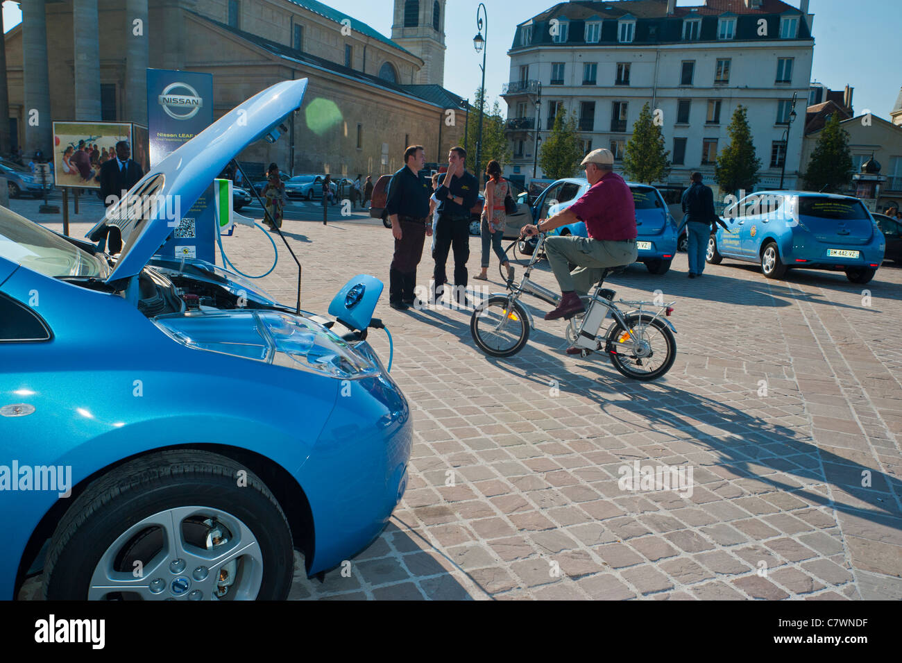 Paris, France, Nissan Leaf voiture électrique exposée, sur la place de la ville à Saint Germain-en-Laye, Boot Open, batterie Street Scene Cycling, paris innovation moderne, rue Paris dans la journée Banque D'Images