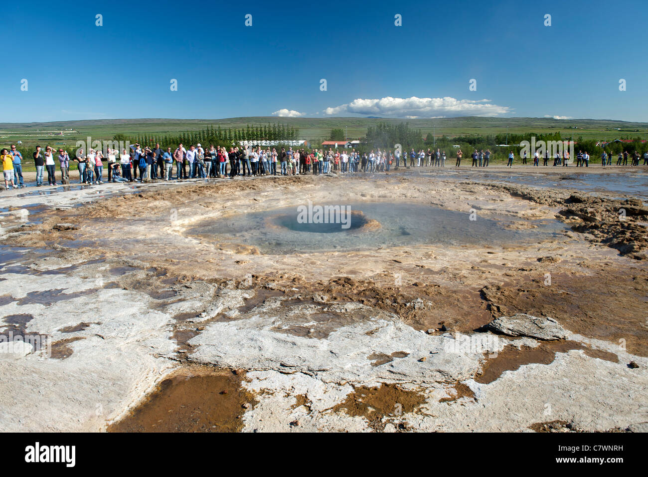 Les touristes en attente de strokkur Geysir geyser en éruption dans le sud-ouest, l'Islande. Banque D'Images