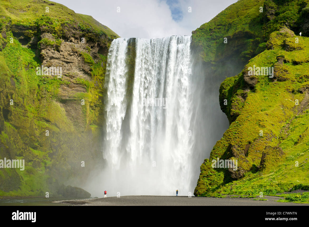 Les touristes à Skogar cascade dans le sud-ouest de l'Islande. Banque D'Images