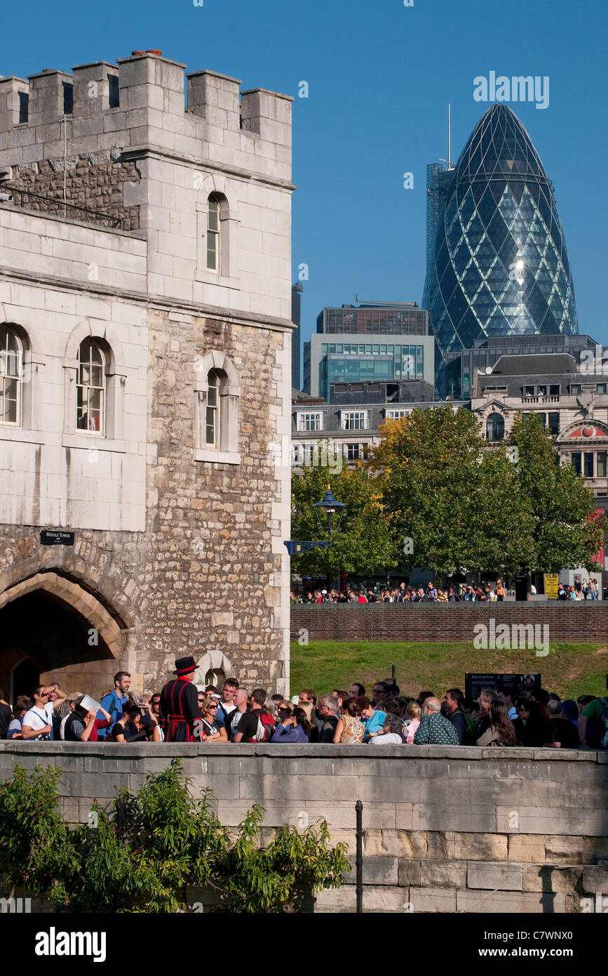 Tour de Londres et le gherkin building, Londres, Angleterre Banque D'Images