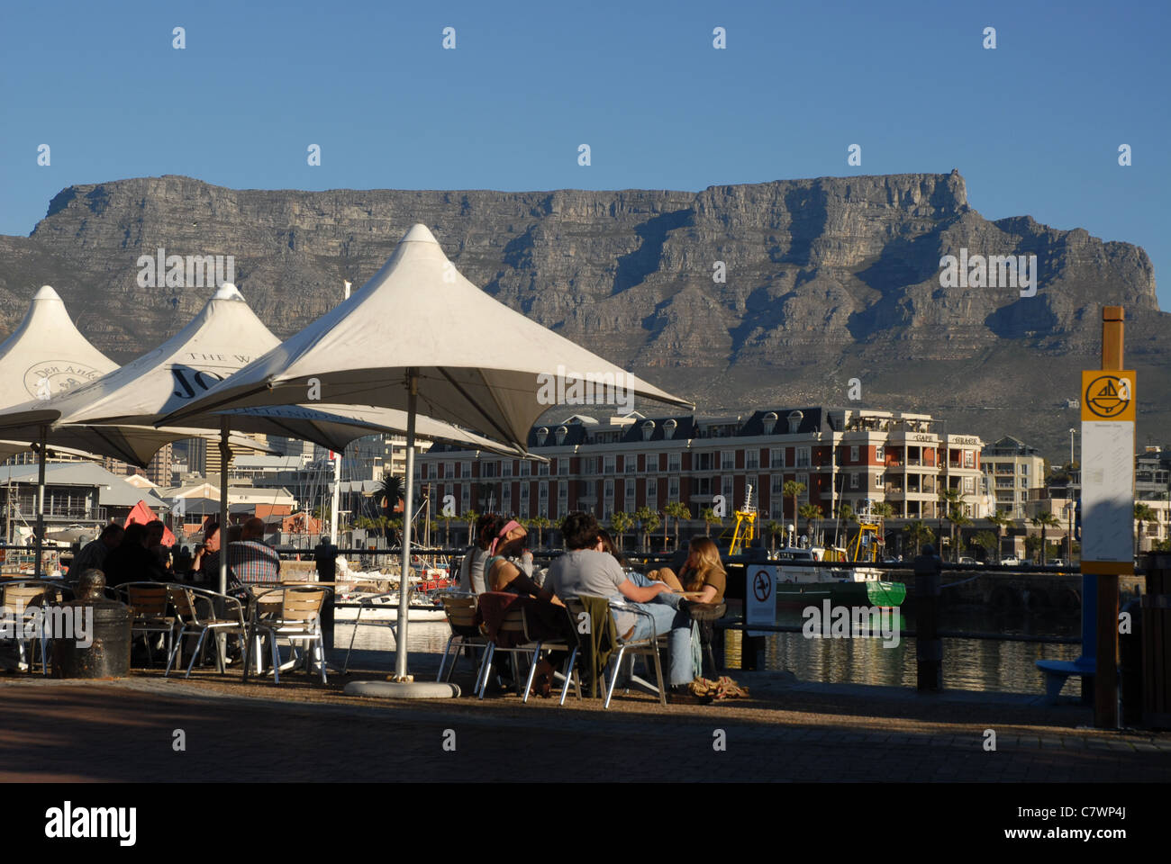 Café scène avec la montagne de la table au-delà, le waterfront, Cape Town, Western Cape, Afrique du Sud Banque D'Images