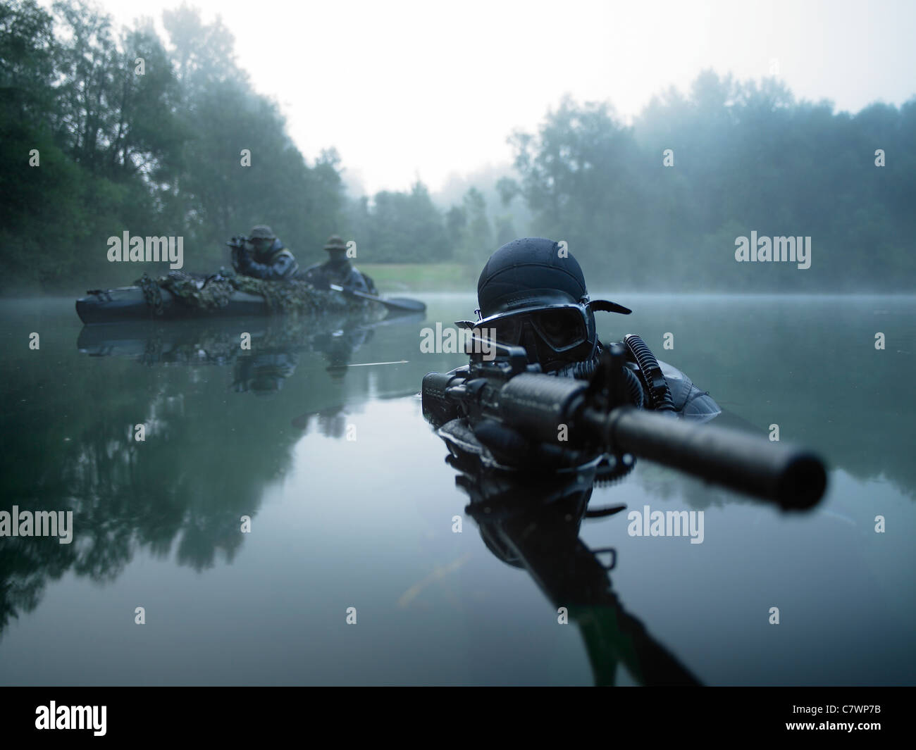 Plongeur de combat des forces d'opérations spéciales l'eau transite armé d'un fusil d'assaut. Banque D'Images