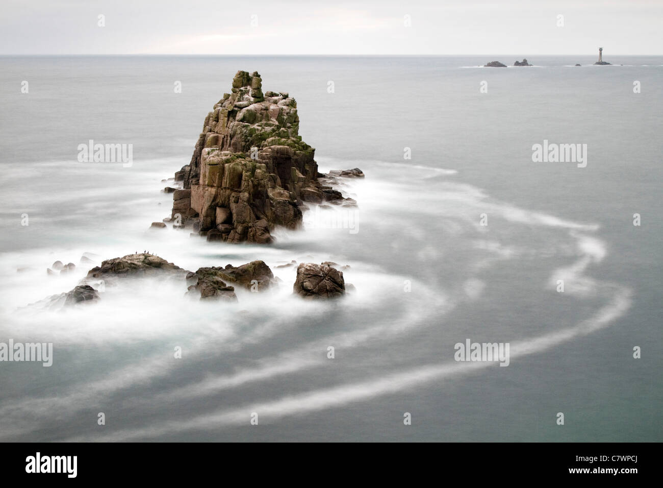 Rochers et Phare drakkars off côte à Land's End, Cornwall, UK Banque D'Images