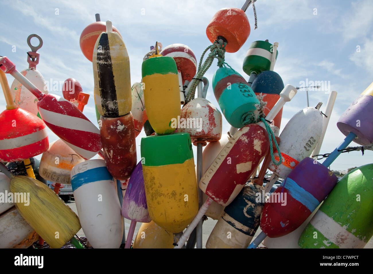 Les bouées de casiers à homards colorés sur l'affichage à un quai à Cape Cod. Banque D'Images