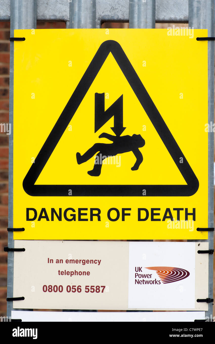 Danger de mort par électrocution Électricité Sign uk Banque D'Images