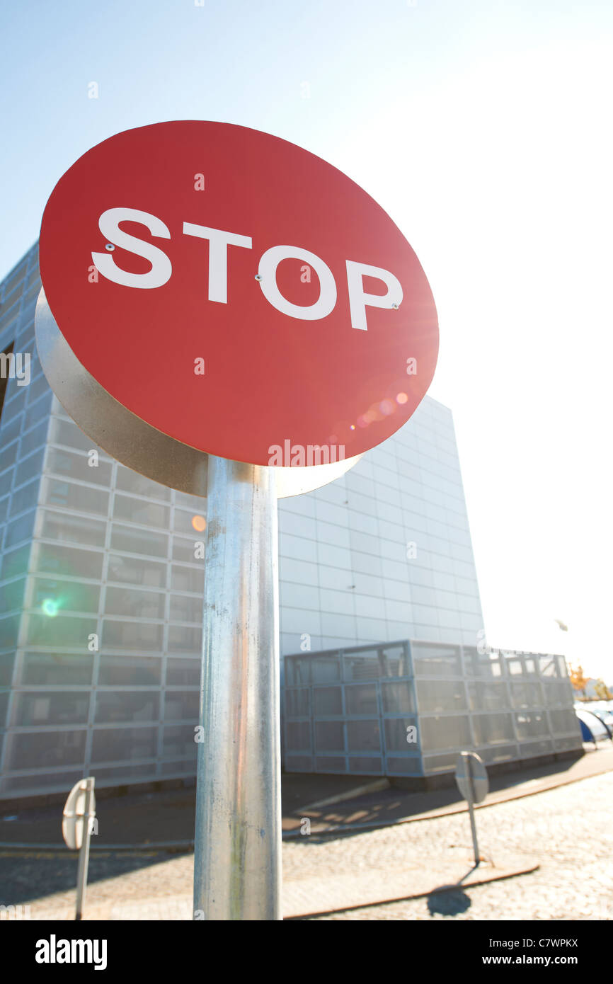 Circulaire rouge stop contre scène urbaine Banque D'Images