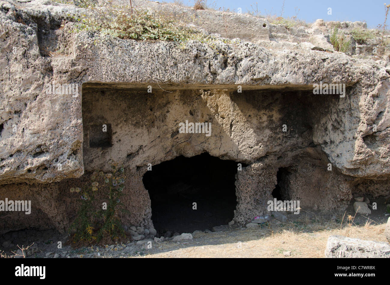 Montrant les tombeaux de roche à ancient Lambousa avec mur des niches pour des ex-voto Banque D'Images
