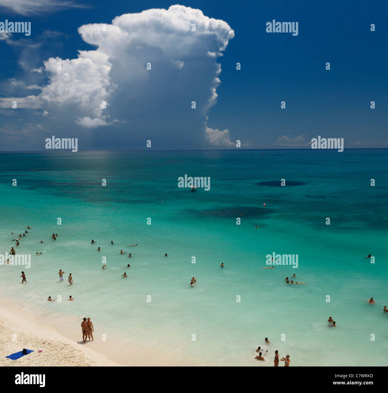 Foule de baigneurs à la plage de Tulum Mexique dans la mer turquoise avec storm cloud Riviera Maya yucatan caraïbes Banque D'Images