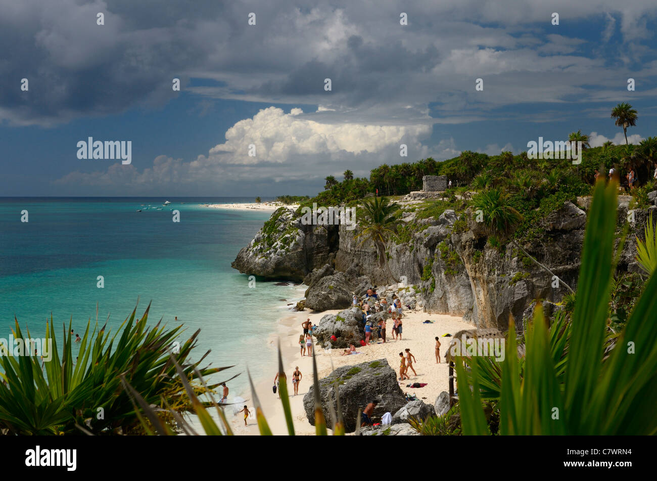 Sea Cliff à Tulum Mexique avec baigneurs sur la plage de sable et du temple 54 sur la mer des Caraïbes, péninsule du Yucatan Banque D'Images