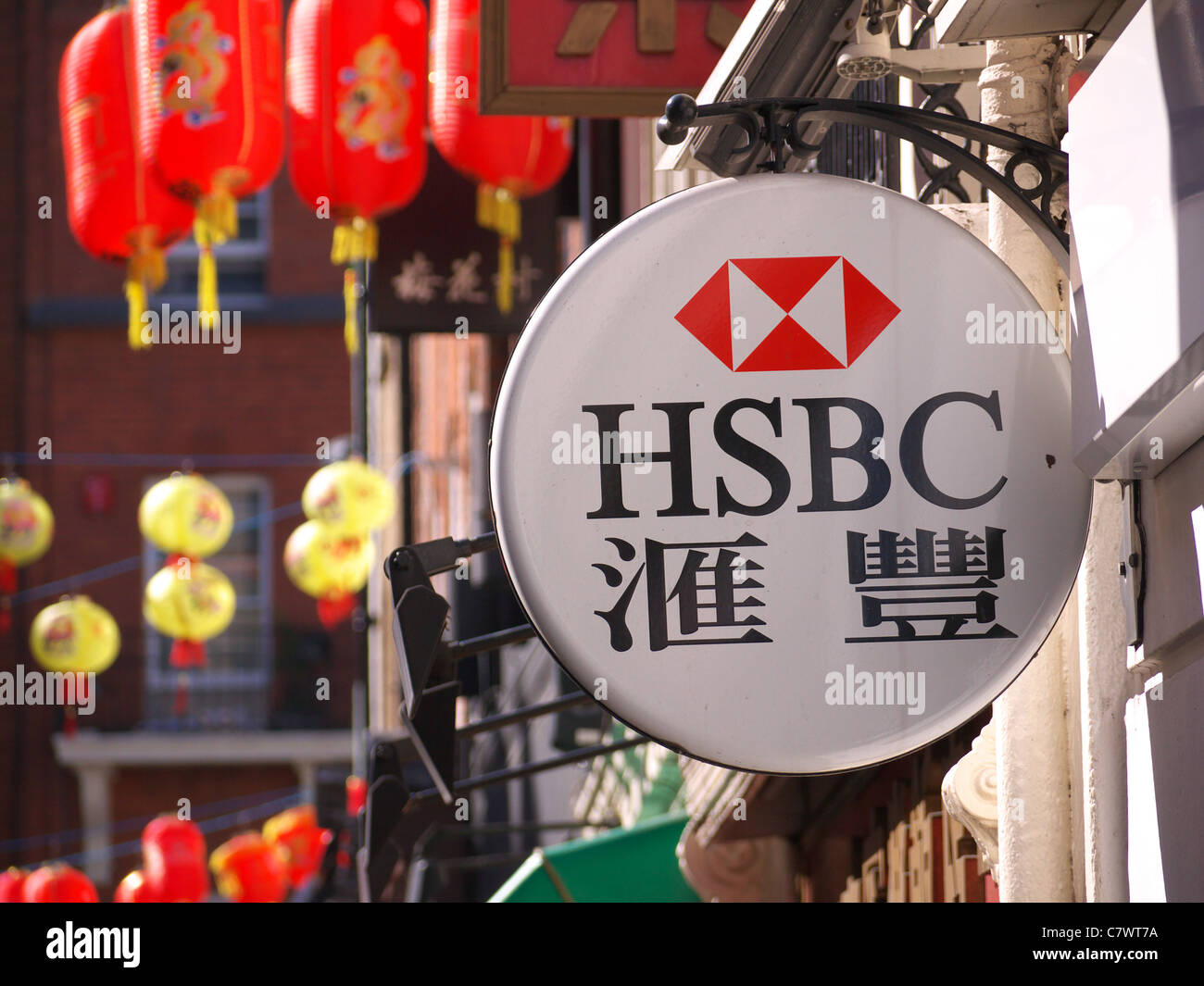 Affiche bilingue en anglais et en chinois la pendaison à l'extérieur de la succursale de banque HSBC dans le quartier chinois de Londres Banque D'Images