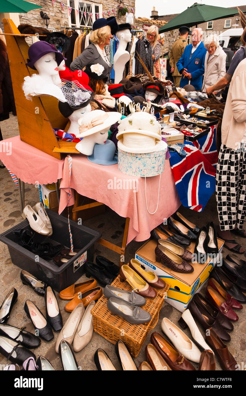 Vêtements un stand au 1940 week-end à Leyburn dans Yorkshire du Nord, en Angleterre, Grande-Bretagne, Royaume-Uni Banque D'Images