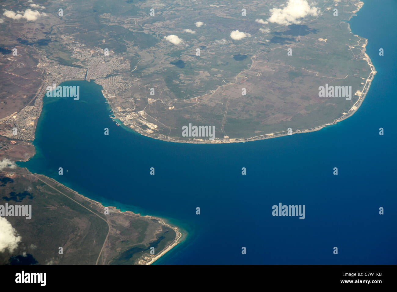 Cuba,Matanzas,eaux de la mer des Caraïbes Bahia de Matanzas,baie,port,port,vue aérienne depuis le dessus,35,000 pieds,terre,nuages,eau,géographie,topogra Banque D'Images