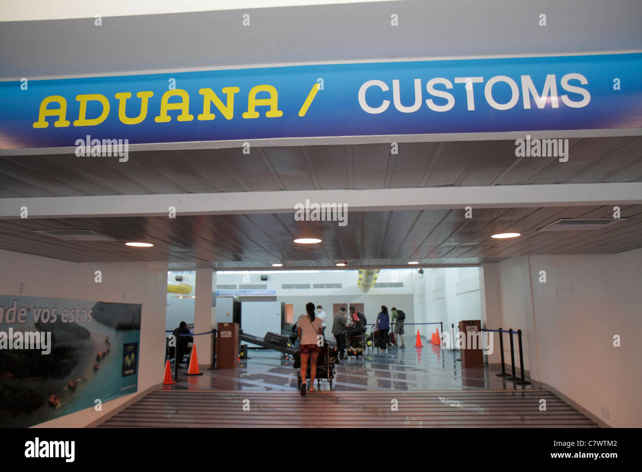 Managua Nicaragua,Amérique centrale,Augusto C. Sandino International Airport,MGA,terminal,contrôle des passeports inspection d'entrée en douane,signe,logo,bilingue, Banque D'Images