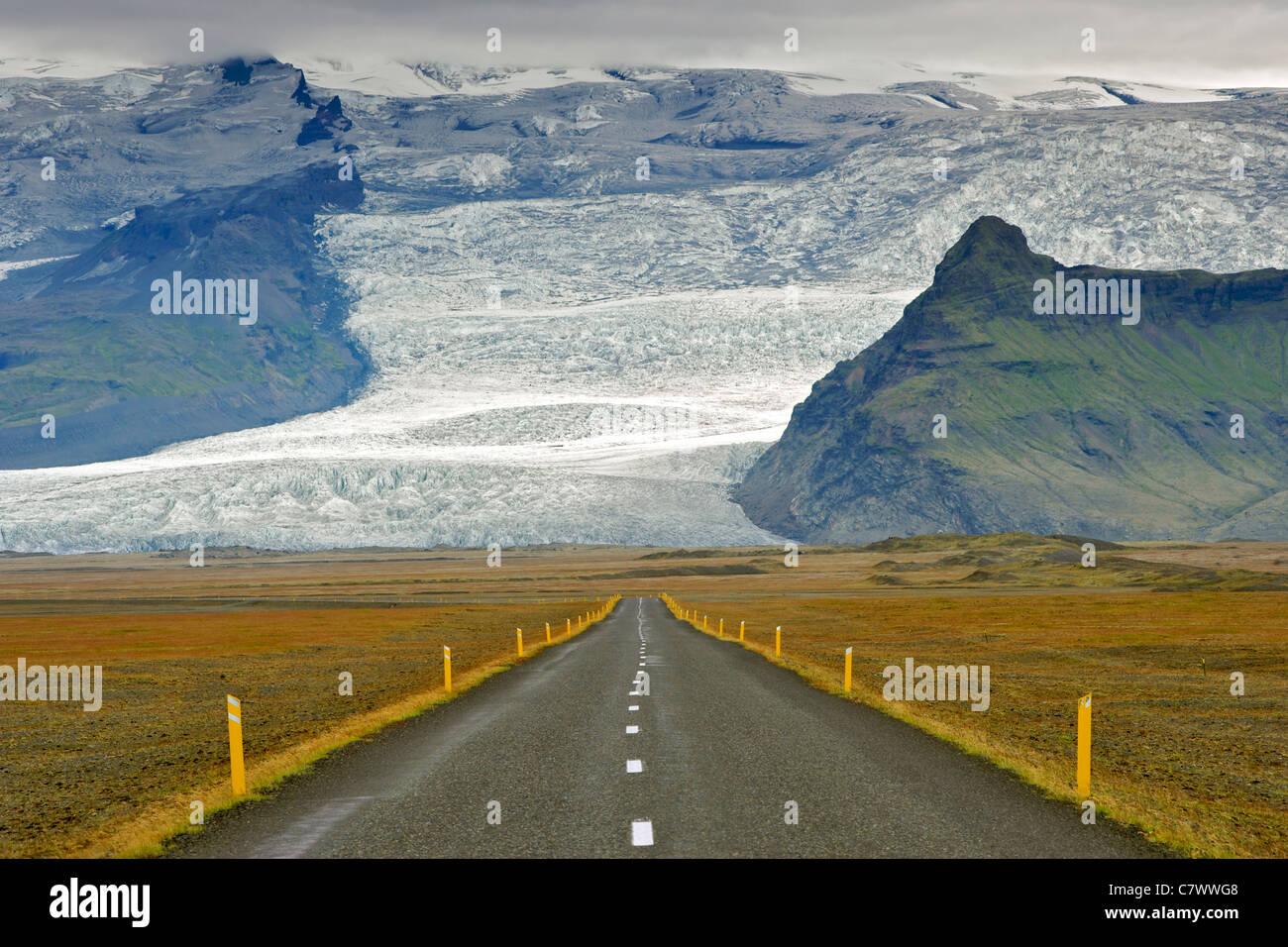 La rocade islandaise et les pentes de la plus haute montagne d'Islande Hvannadalshnúkur (2110m), une partie de l'Oraefajokull glacier. Banque D'Images