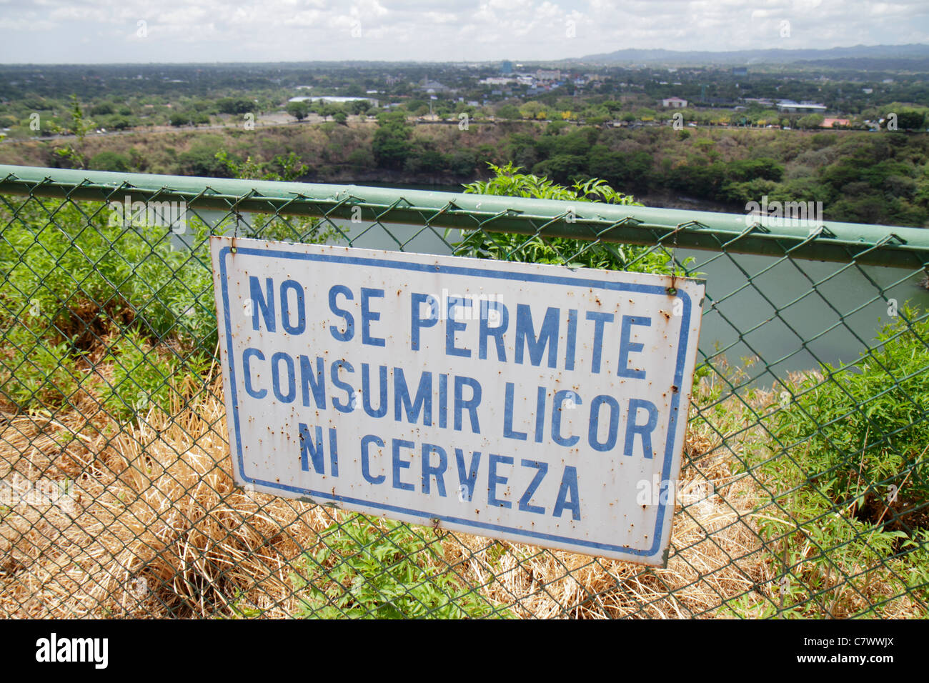 Managua Nicaragua,Loma de Tiscaca,parc historique national,Parque historico,la Sombra de Sandino,clôture,panneau,Lac Tiscaca,cratère volcan,clôture,panneau,Spani Banque D'Images