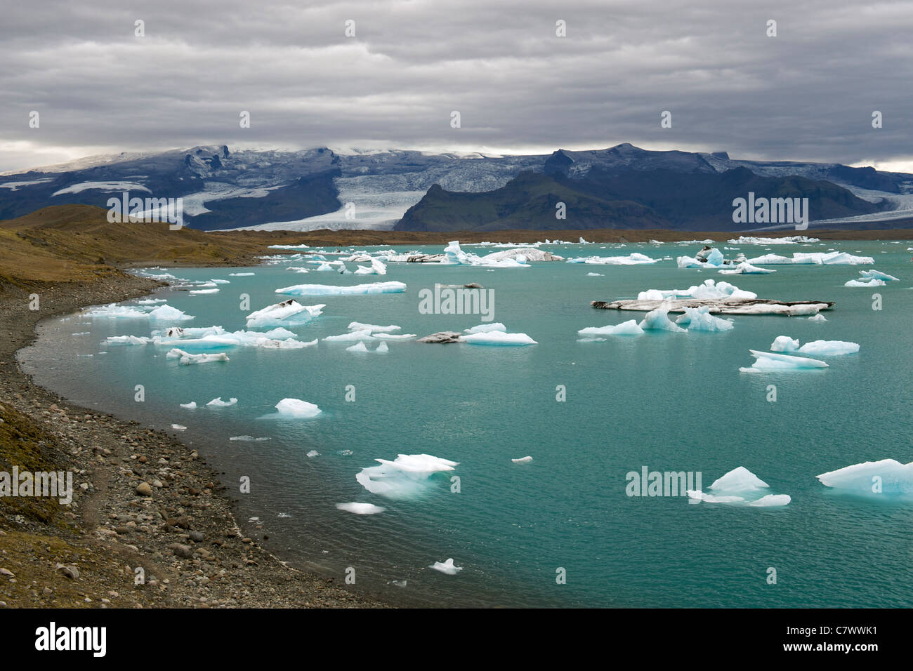 Les icebergs flottant dans le lac Jokullsarlon au pied de l'énorme glacier de Vatnajokull dans le sud-est de l'Islande. Banque D'Images