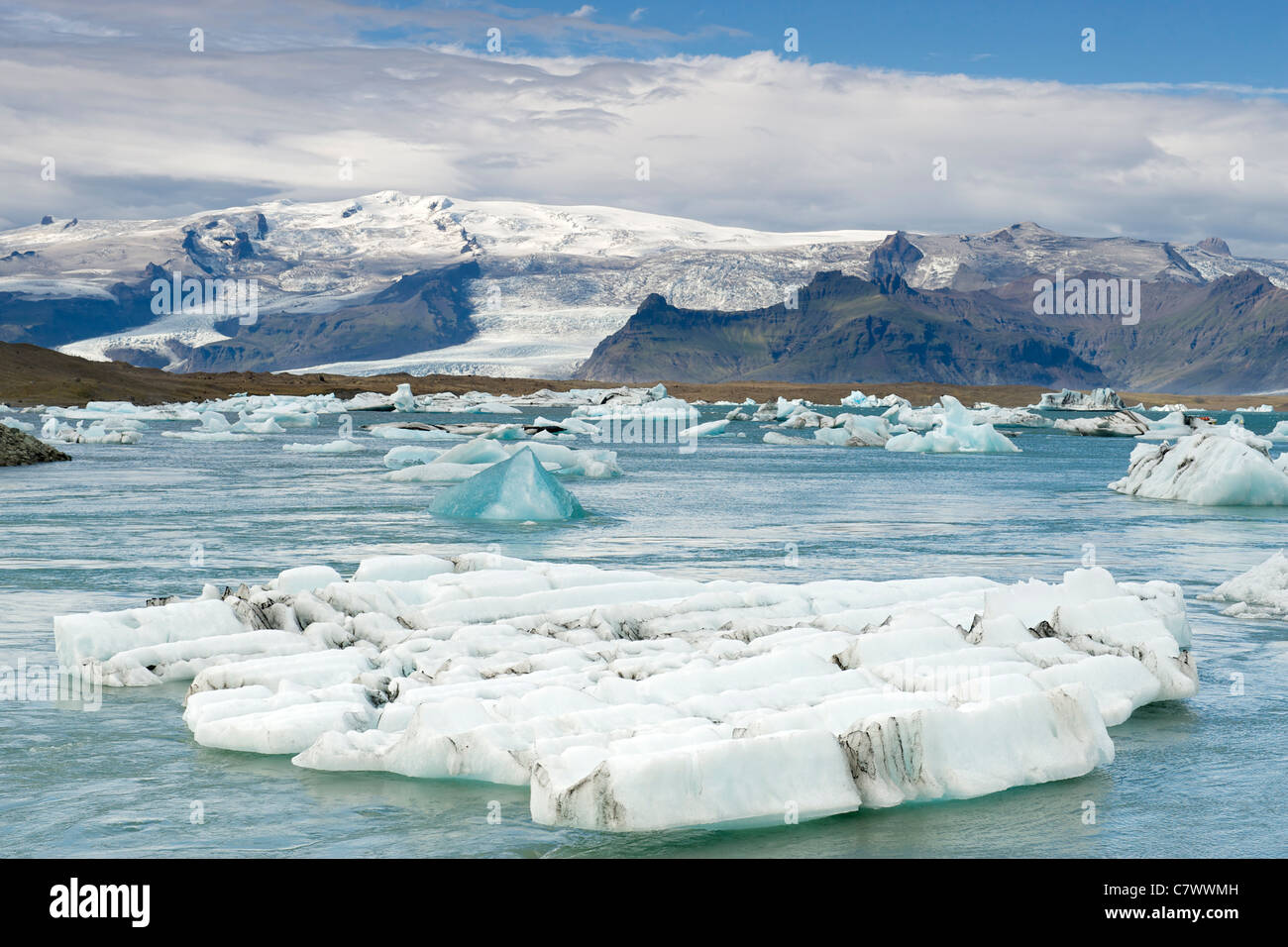 Les icebergs flottant dans le lac Jokullsarlon au pied de l'énorme glacier de Vatnajokull dans le sud-est de l'Islande. Banque D'Images