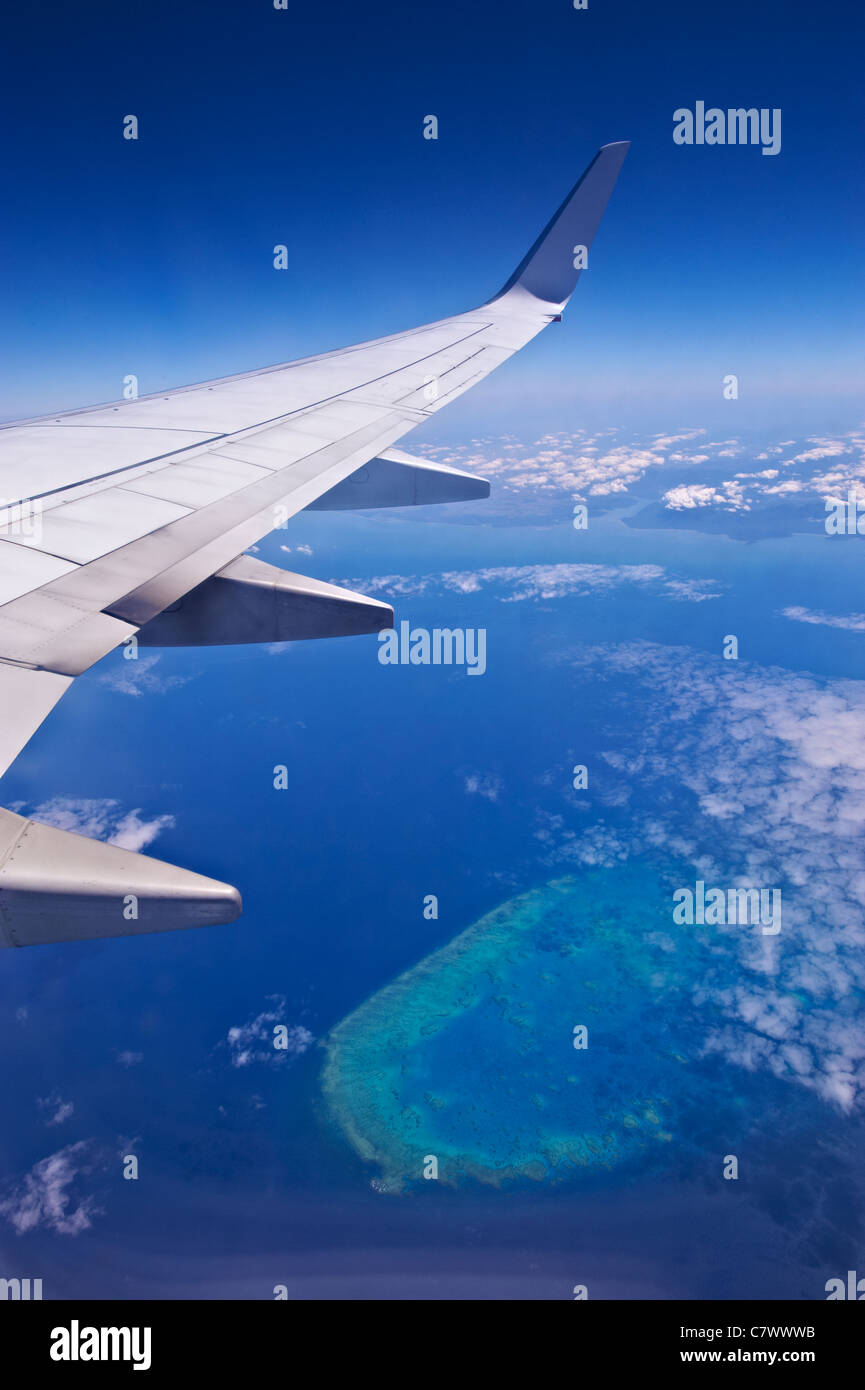 Vue d'une compagnie aérienne survolant la Grande Barrière de corail en Australie Banque D'Images