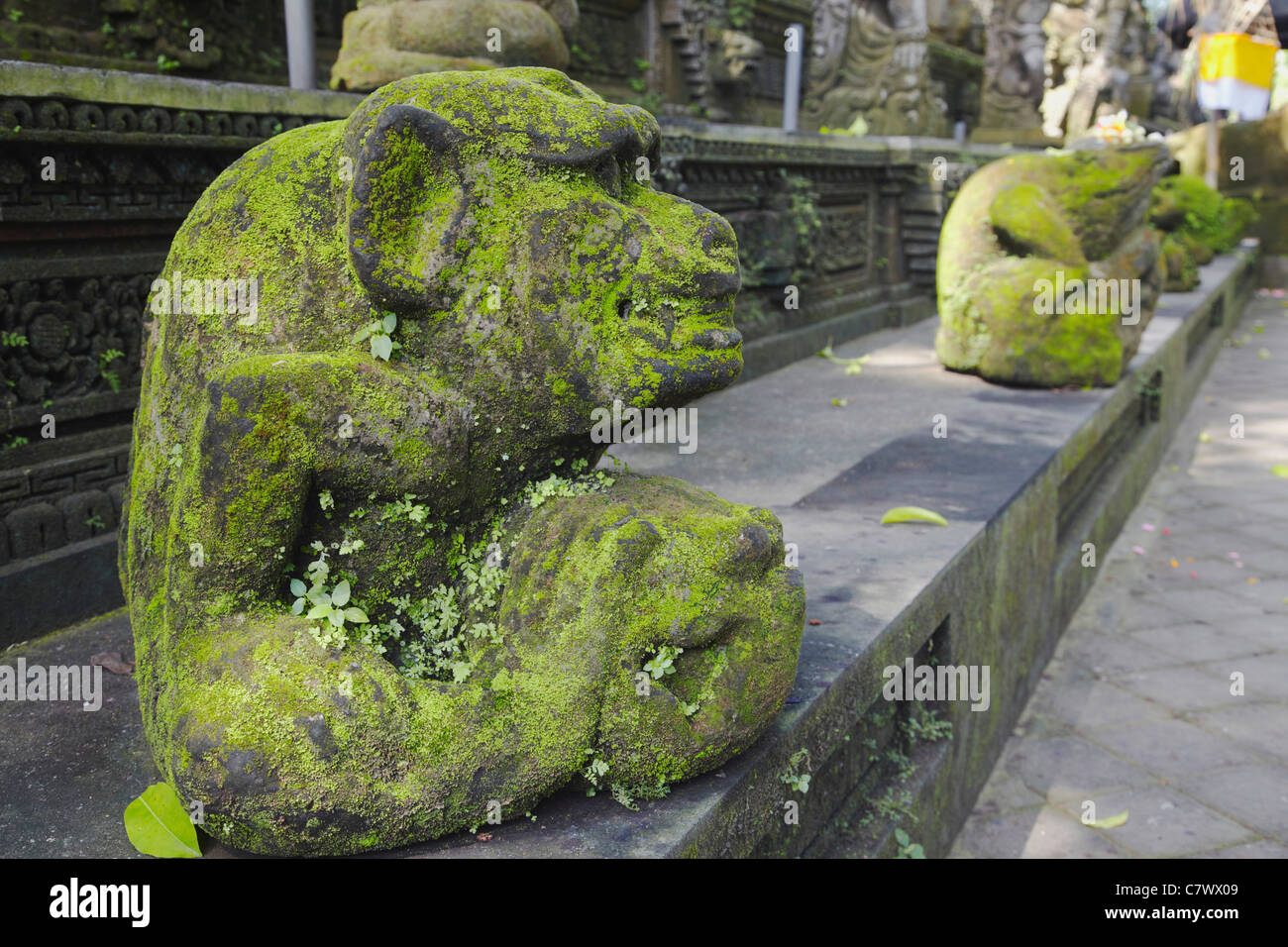 Statues dans Pura Dalem Agung Padangtegal temple à Monkey Forest, Ubud, Bali, Indonésie Banque D'Images