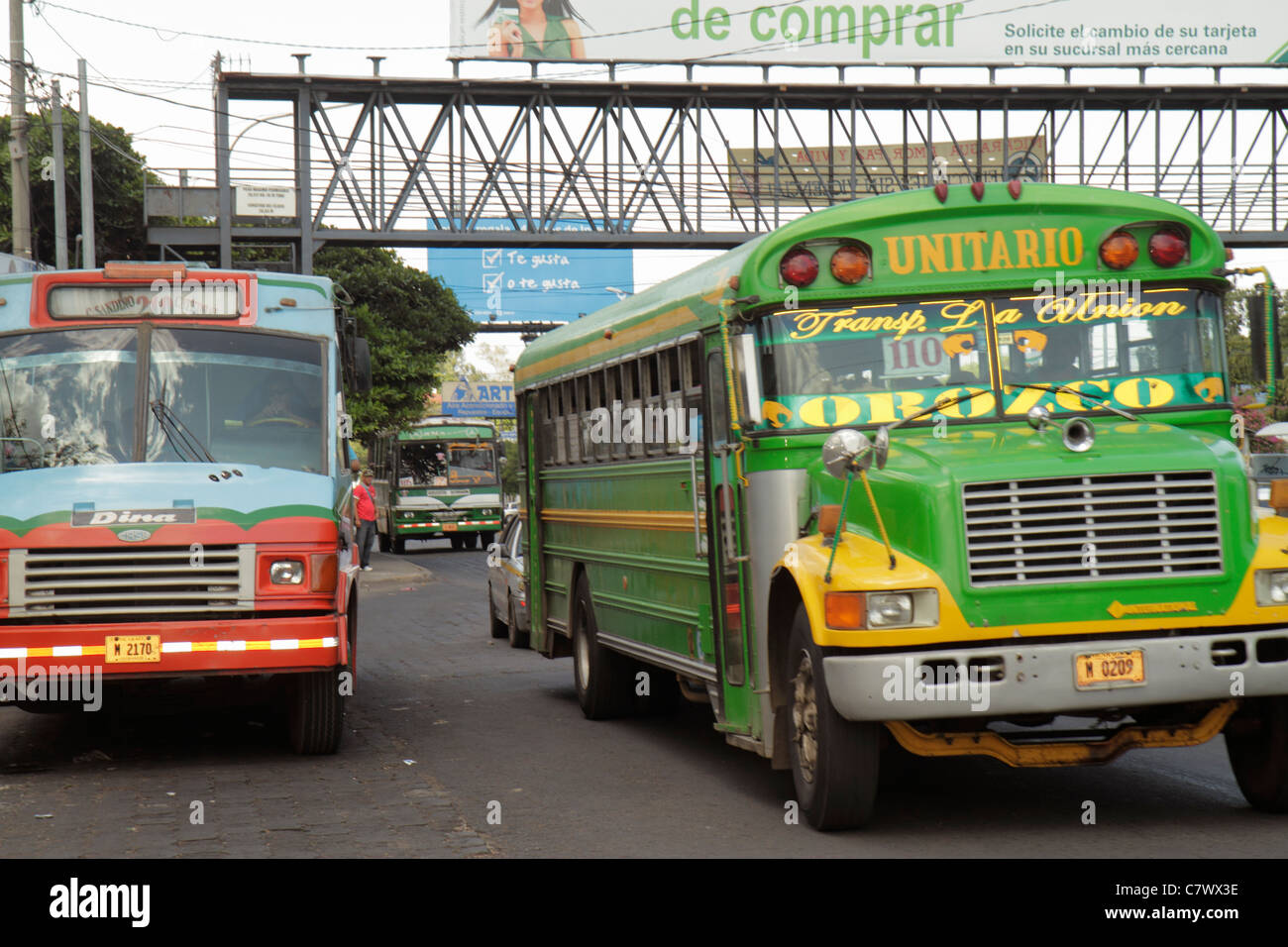 Managua Nicaragua,Amérique Latine,Pista Juan Pablo II,scène de rue,trafic,bus,autocar,passerelle piétonne,pneus,corne,International,Dina,Bumper,Nicaragua,1105020 Banque D'Images