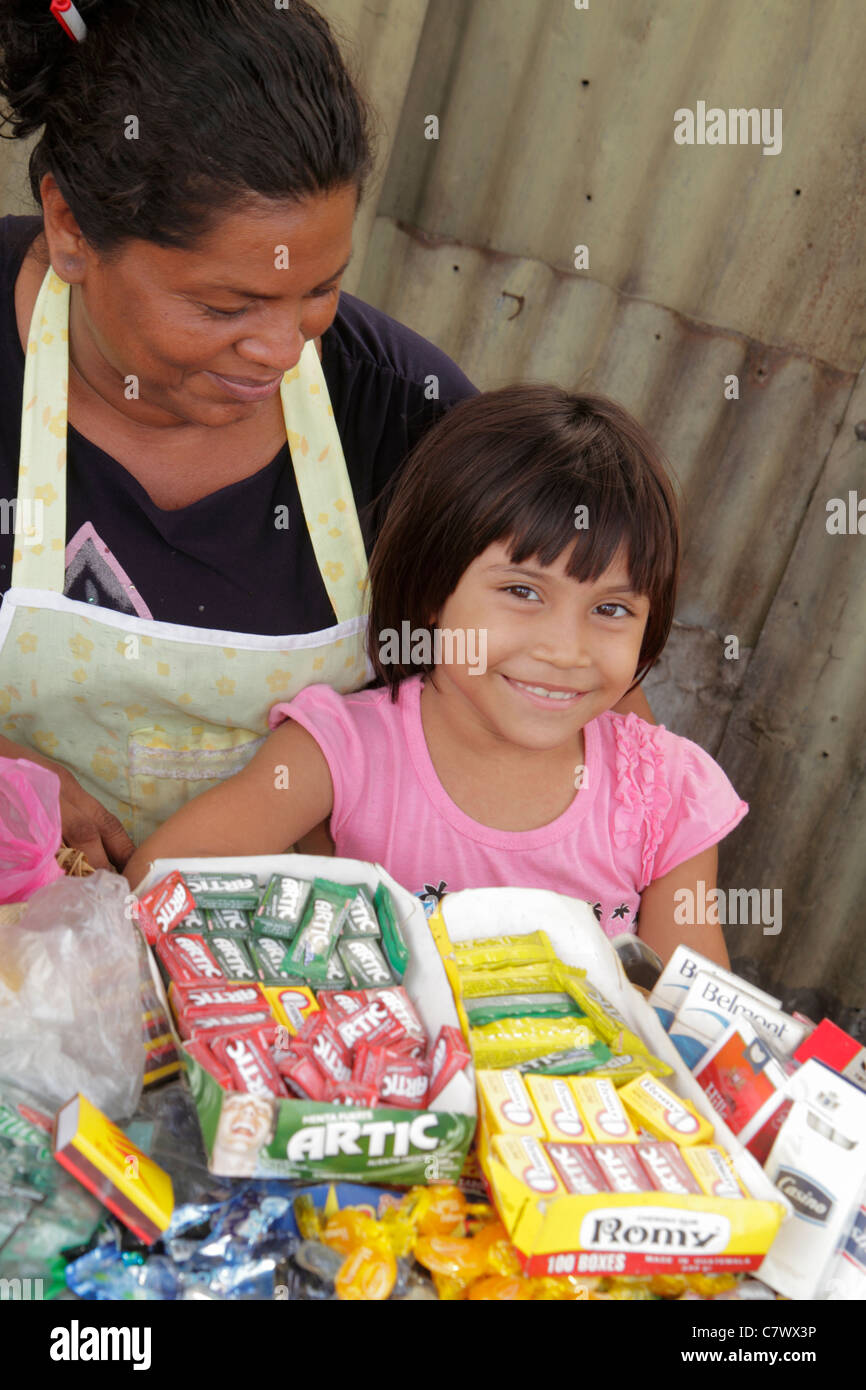 Managua Nicaragua,Pista Juan Pablo II,rue,vendeurs,stalles stands stand marché,gum,cigarettes,hispanique ethnique femme femme femme adulte,g Banque D'Images