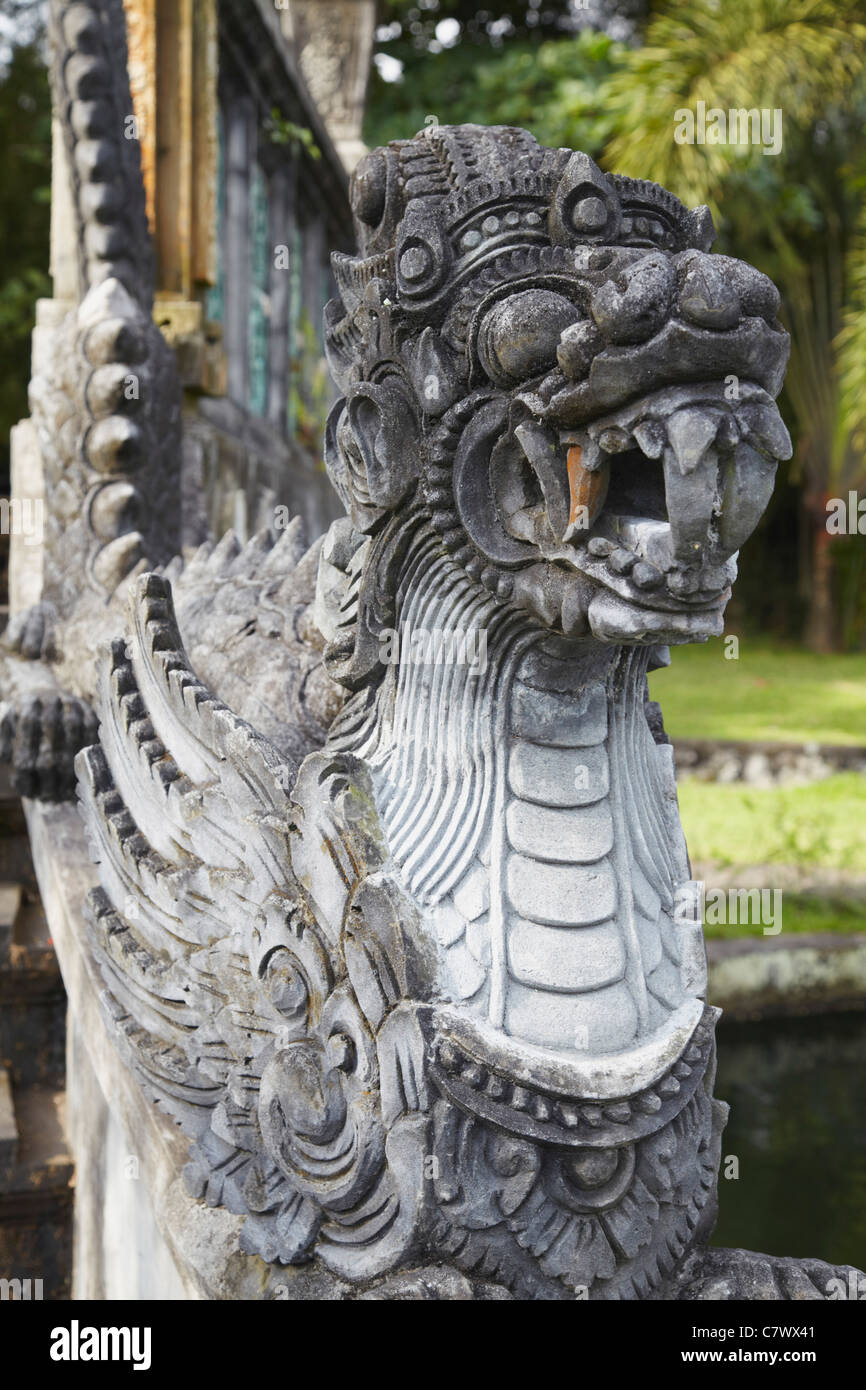 Statue sur pont à Taman Tirta Gangga (eau Palace), Tirta Gangga, Bali, Indonésie Banque D'Images