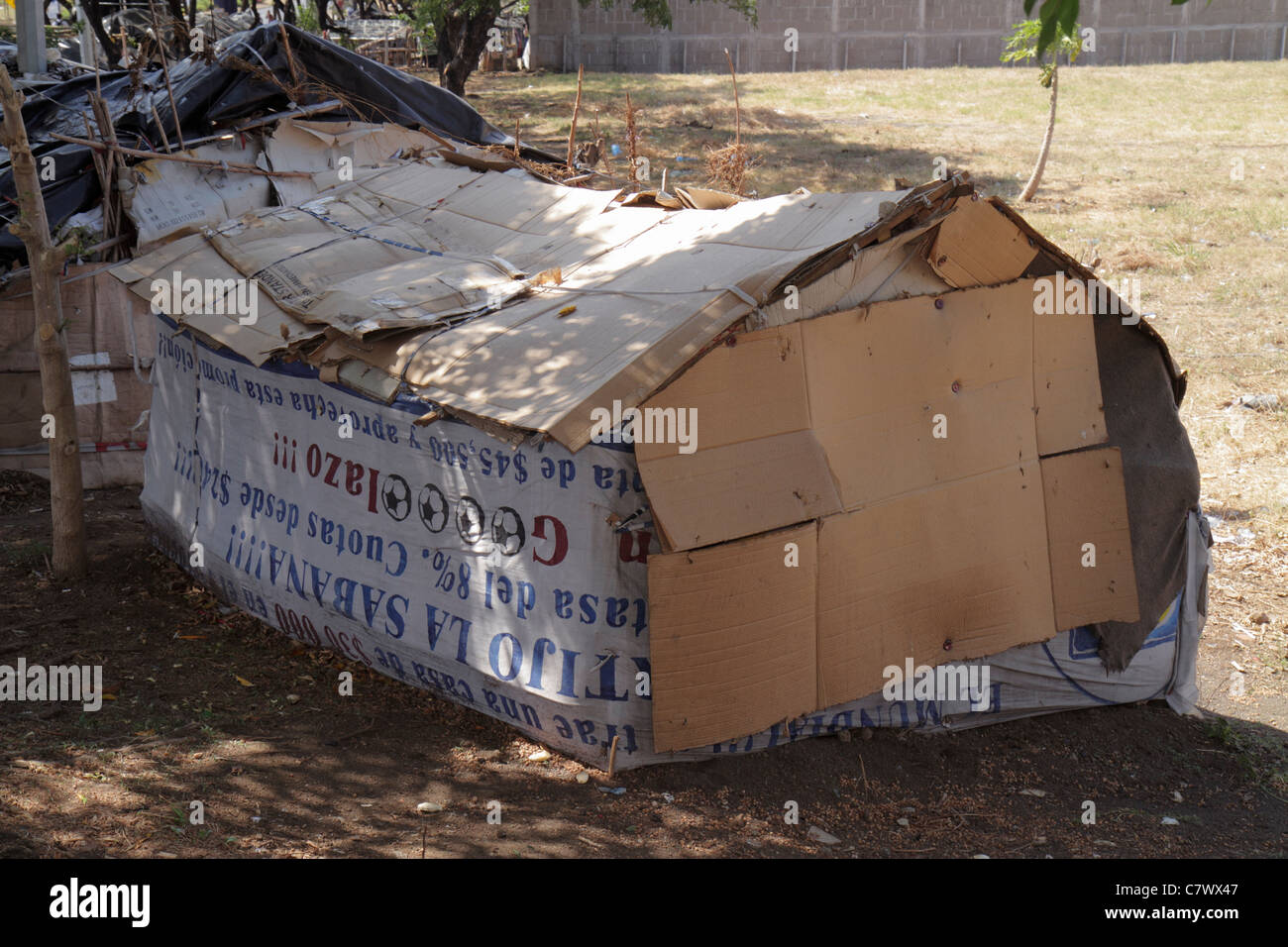 Managua Nicaragua,Amérique centrale,Avenida Simon Bolivar,protestation,squatters,maisons en carton,huttes,cabanes,responsabilité sociale des entreprises,Grupo PEL Banque D'Images