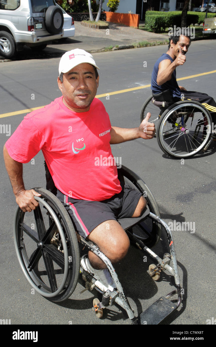 Managua Nicaragua, scène de rue, homme hispanique hommes hommes adultes adultes, amputé, handicapés besoins spéciaux, fauteuil roulant sportif, mobilité, fitness, Nicaragua 1 Banque D'Images