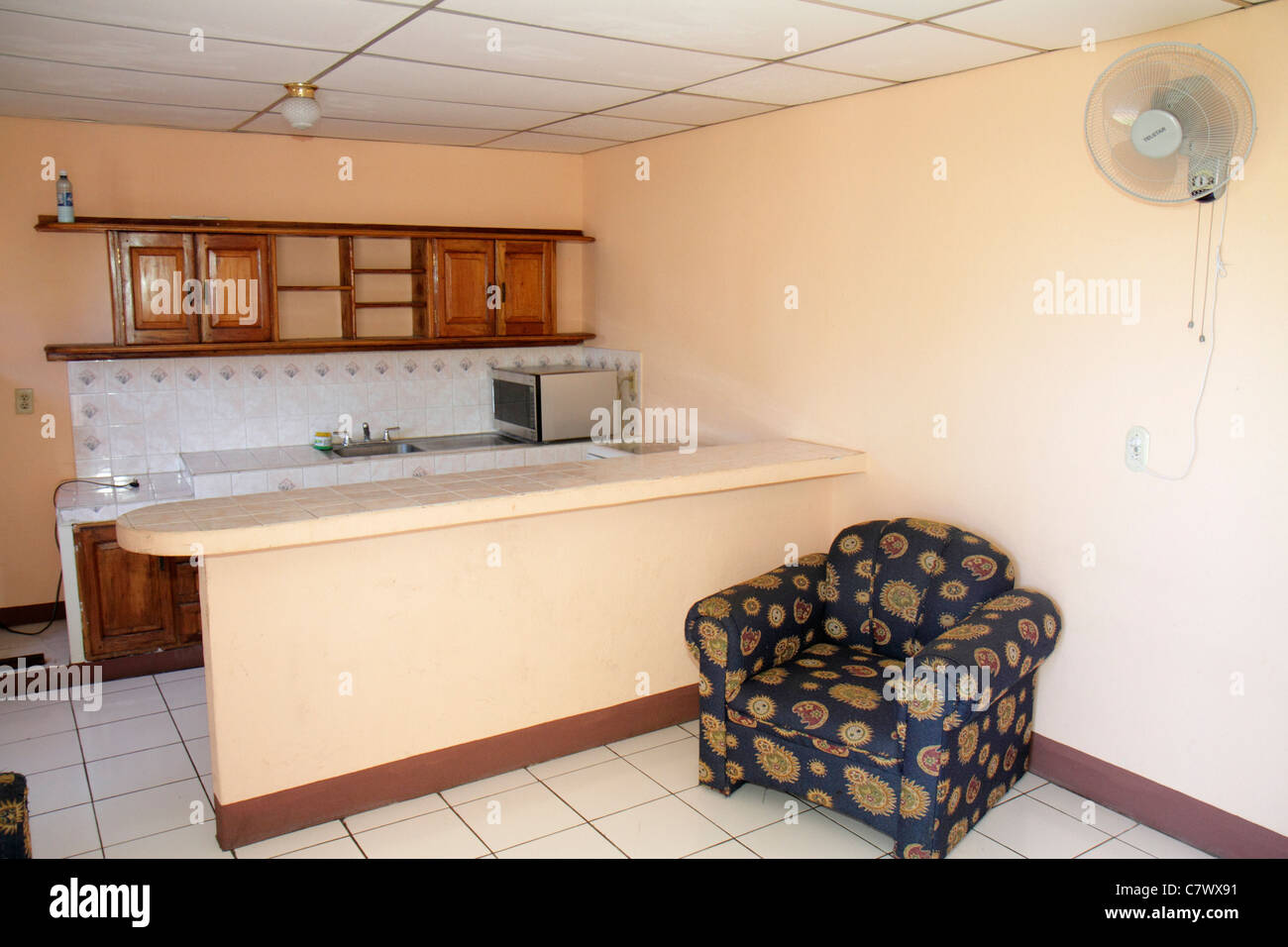 Managua Nicaragua,Amérique centrale,Hôtel Villa Angelo,suite,hôtel hôtels motels inn motel,hébergement,budget,ventilateur,chaise,kitchenette,décor simple,Inte Banque D'Images