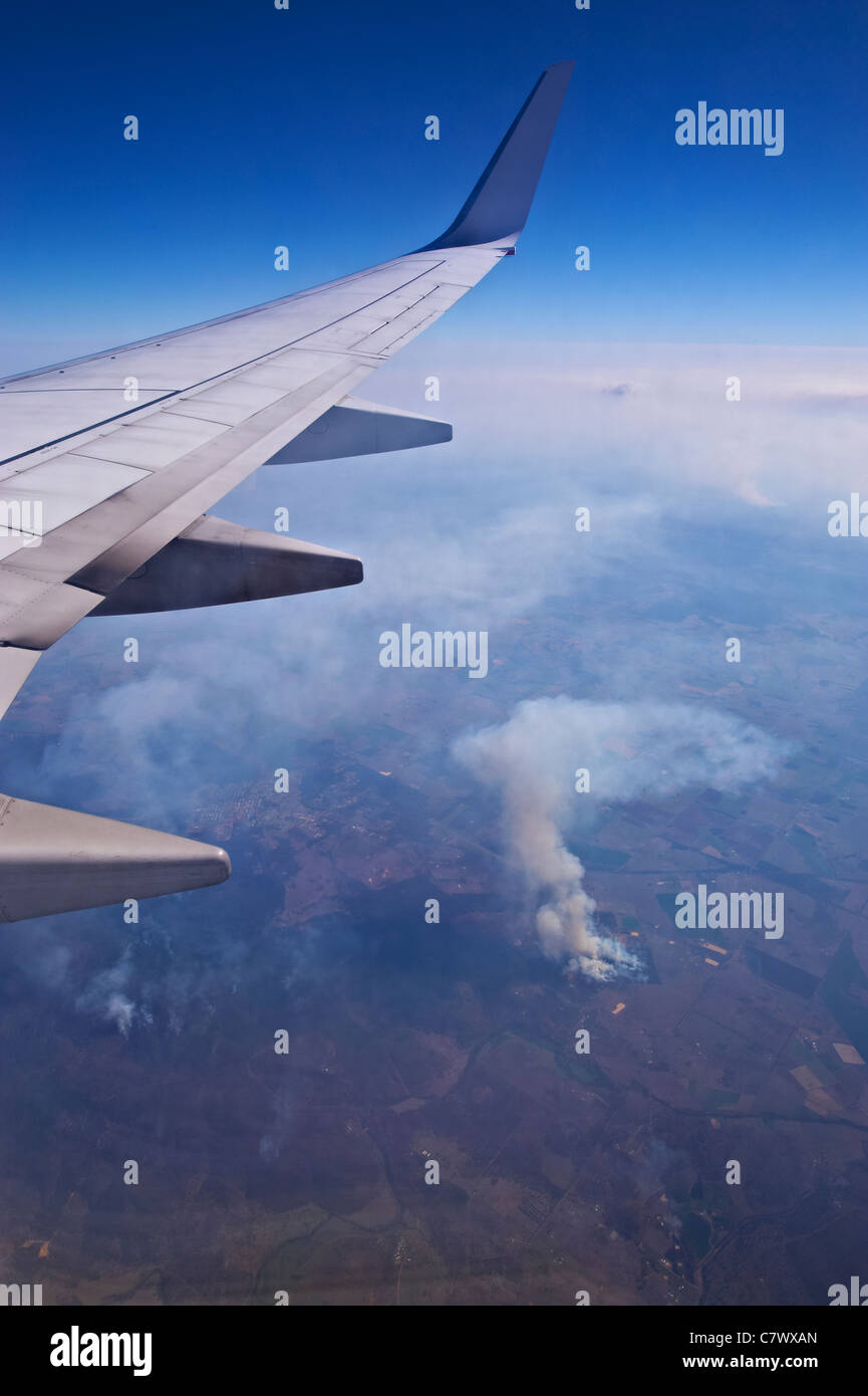 Voler au-dessus de feux de brousse, centre du Queensland en Australie Banque D'Images