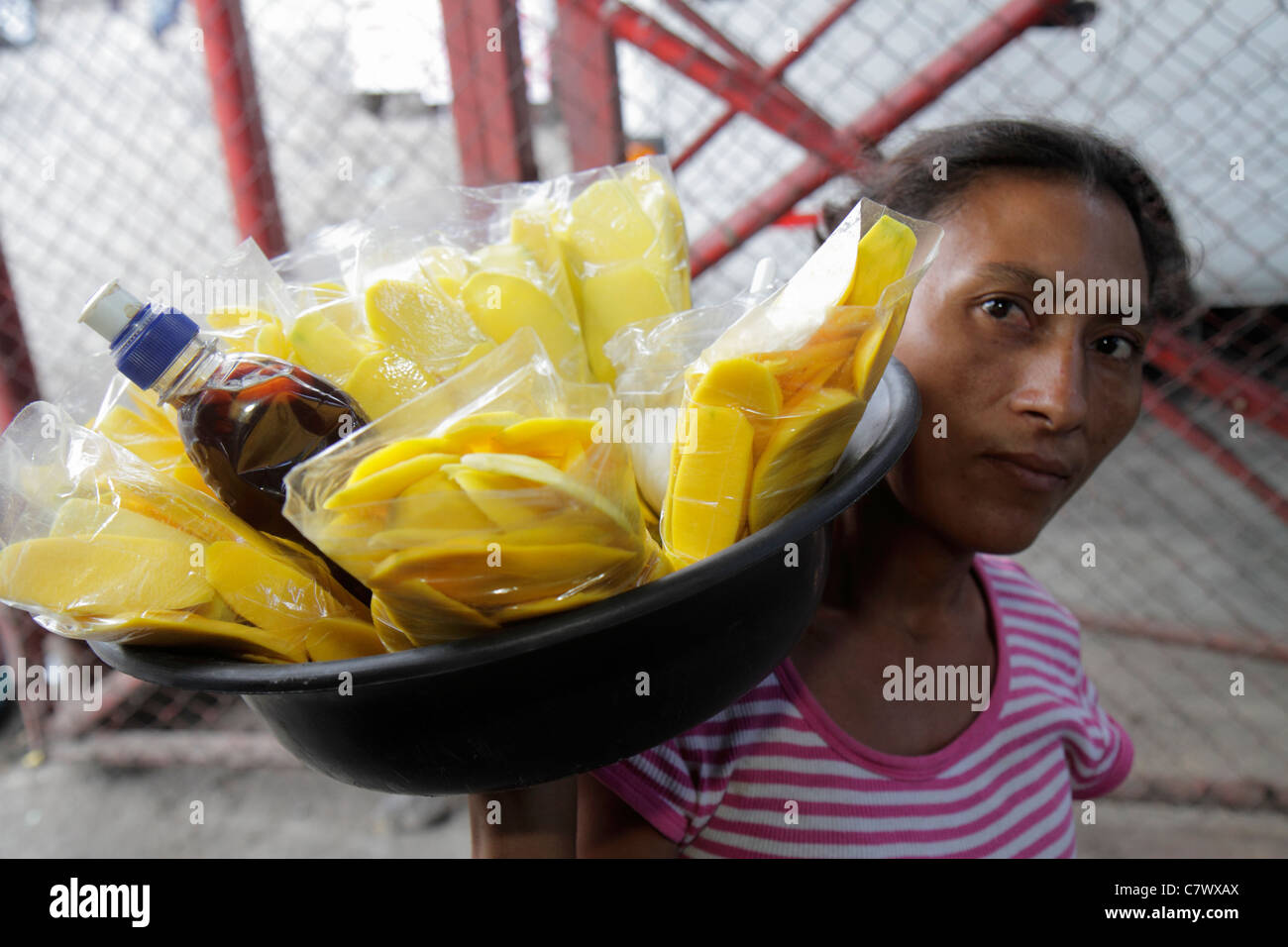 Managua Nicaragua,Amérique Latine,Pista Juan Pablo II,Street food,vendeur stall stands stand stand marché, acheteur achat vente,informel ECO Banque D'Images