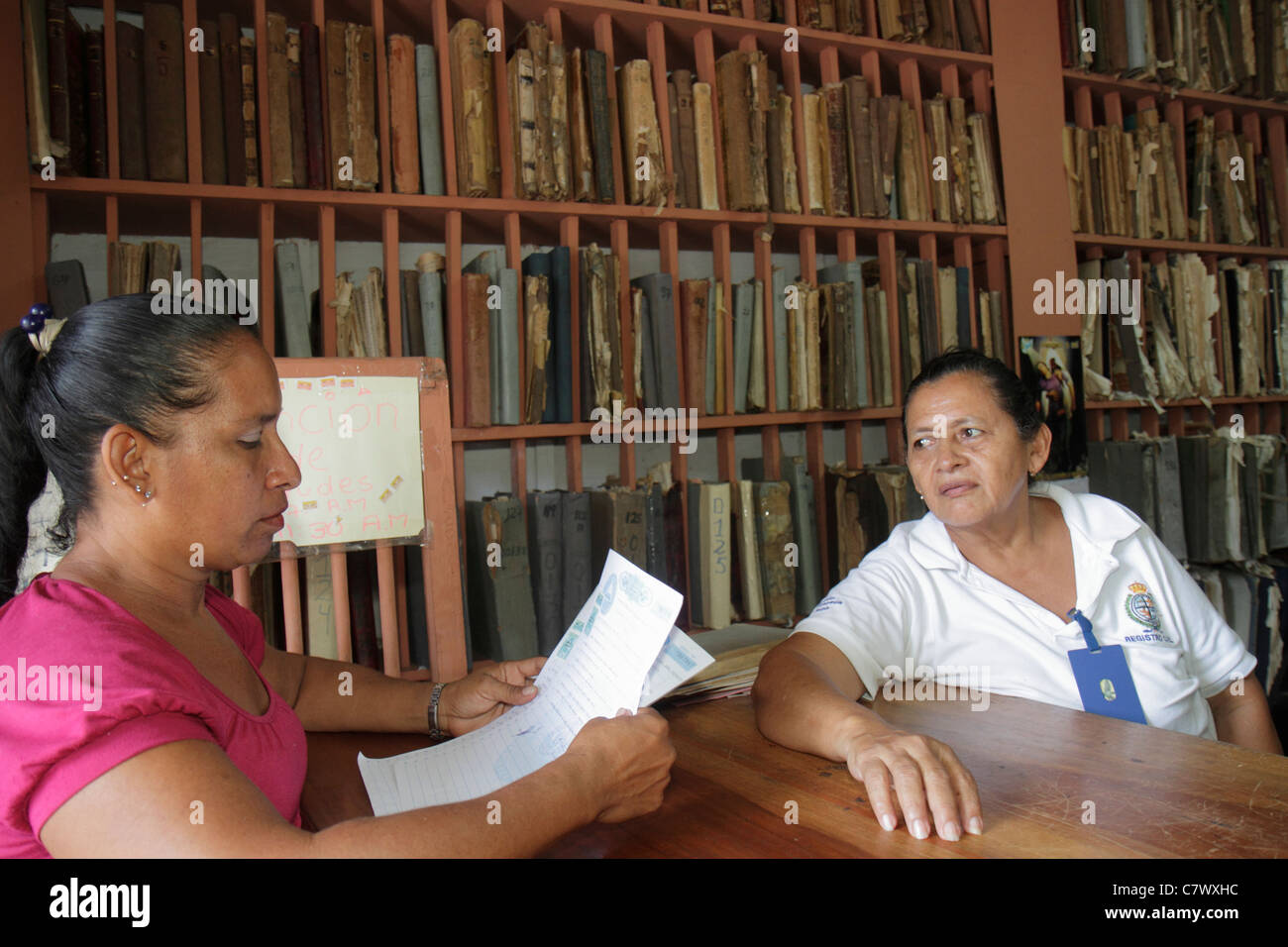 Grenade Nicaragua,Amérique centrale,Hôtel de ville,bâtiment,documents publics,archives,document,gouvernement,bureau,femme hispanique femmes adultes,commis Banque D'Images