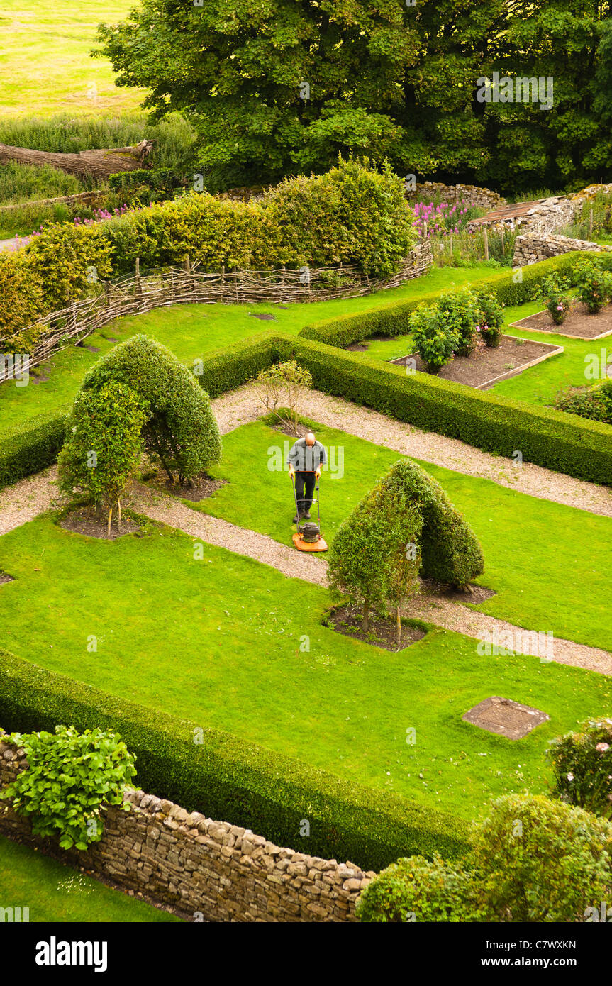 Un jardinier à Bolton Castle près de Leyburn dans Yorkshire du Nord, en Angleterre, Grande-Bretagne, Royaume-Uni Banque D'Images