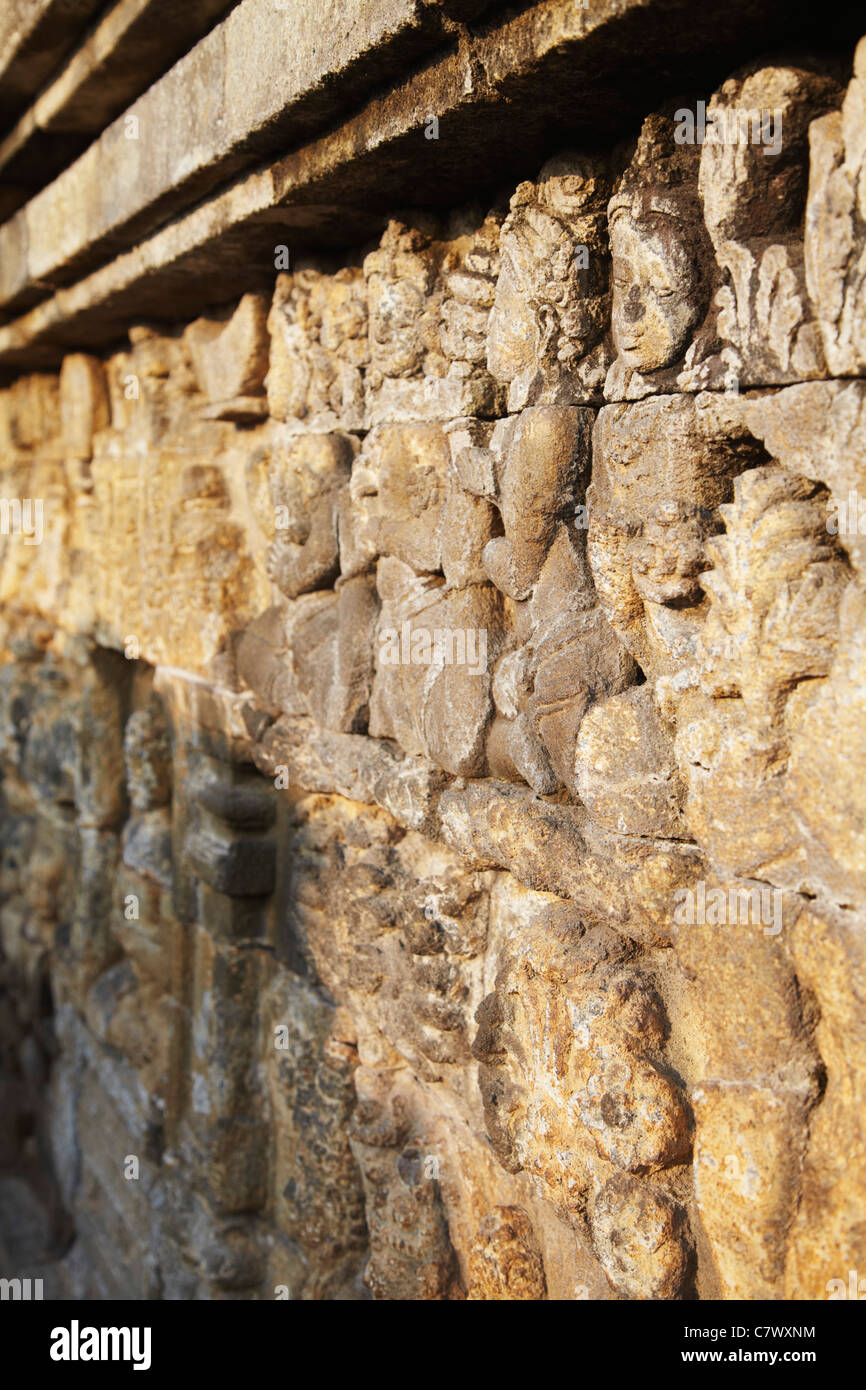 Bas-reliefs au Temple de Borobudur (Site du patrimoine mondial de l'UNESCO), Java, Indonésie Banque D'Images
