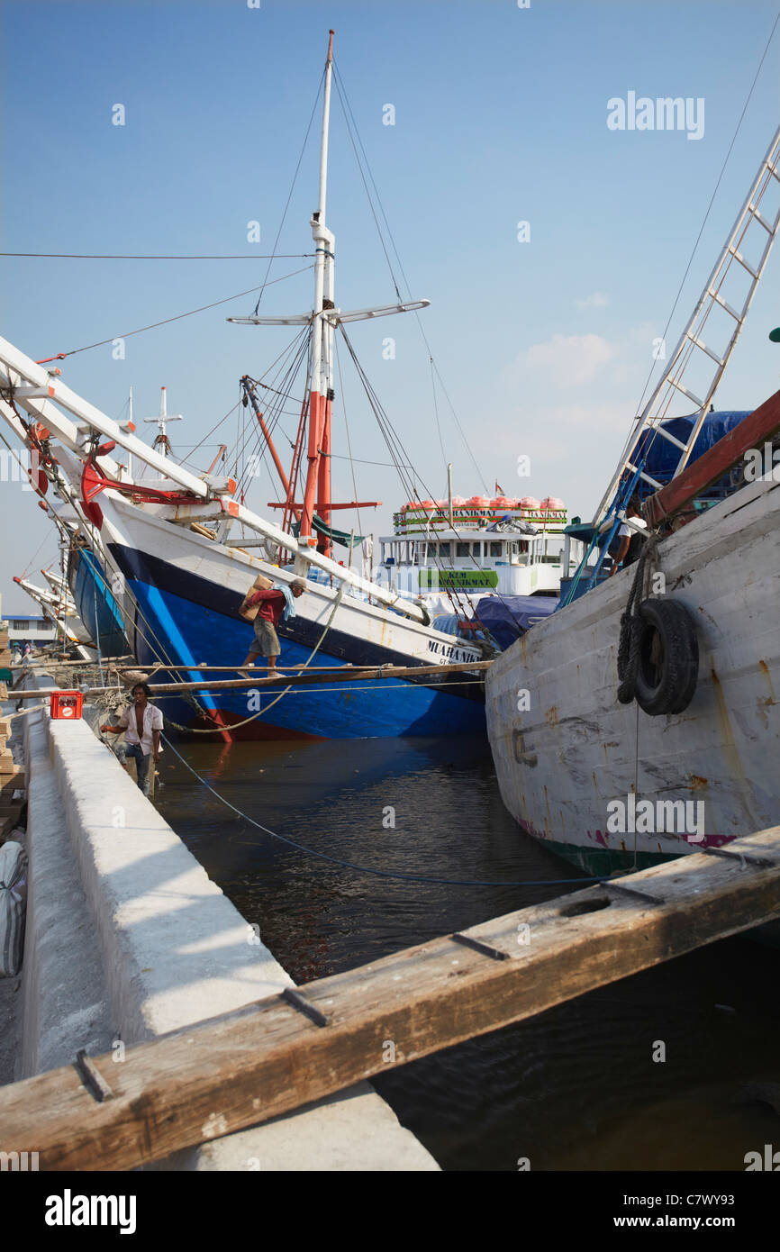 Chargement des travailleurs Makassar goélette en Port de Sunda Kelapa, Jakarta, Java, Indonésie Banque D'Images