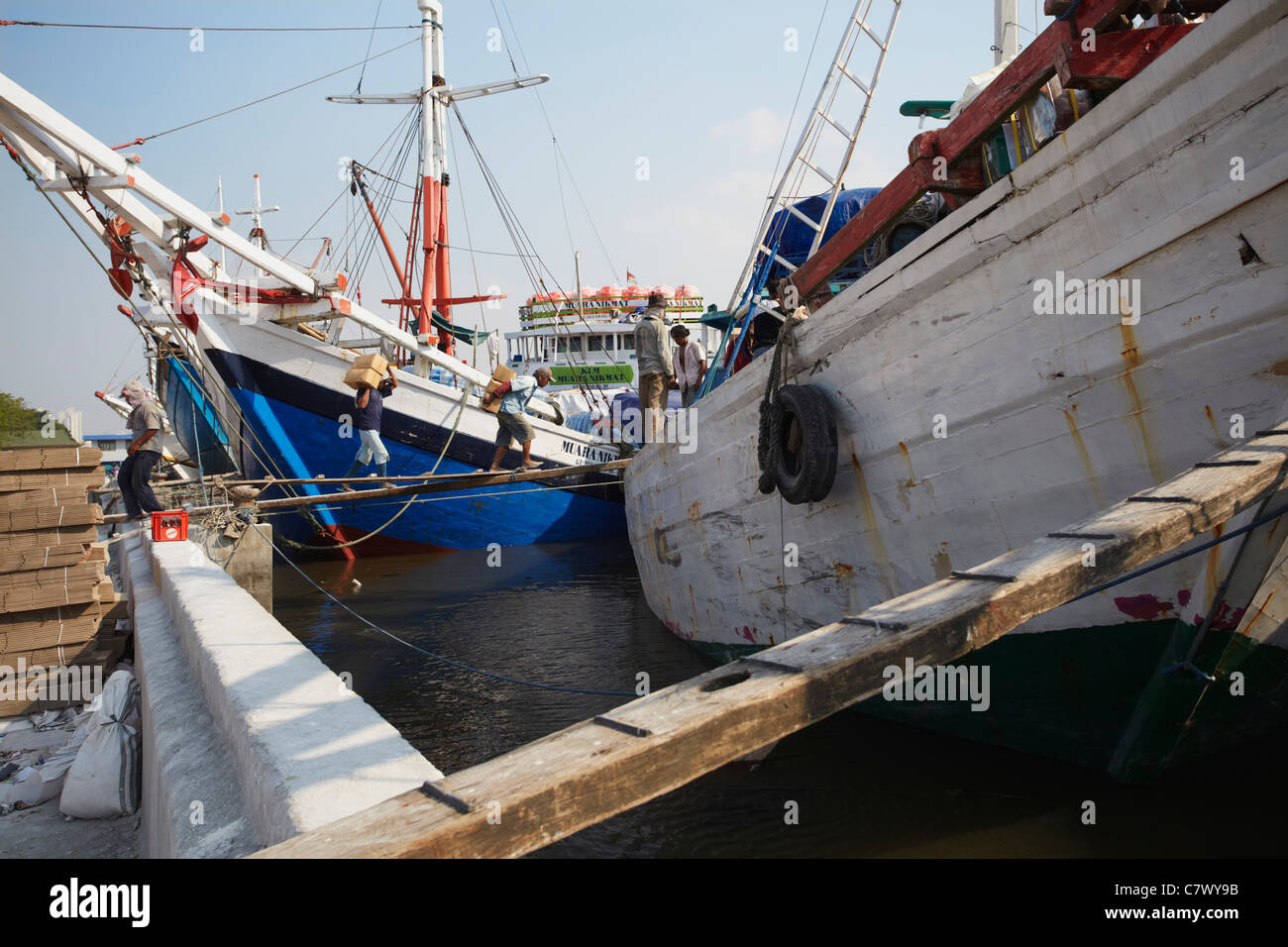 Chargement des travailleurs Makassar goélette en Port de Sunda Kelapa, Jakarta, Java, Indonésie Banque D'Images