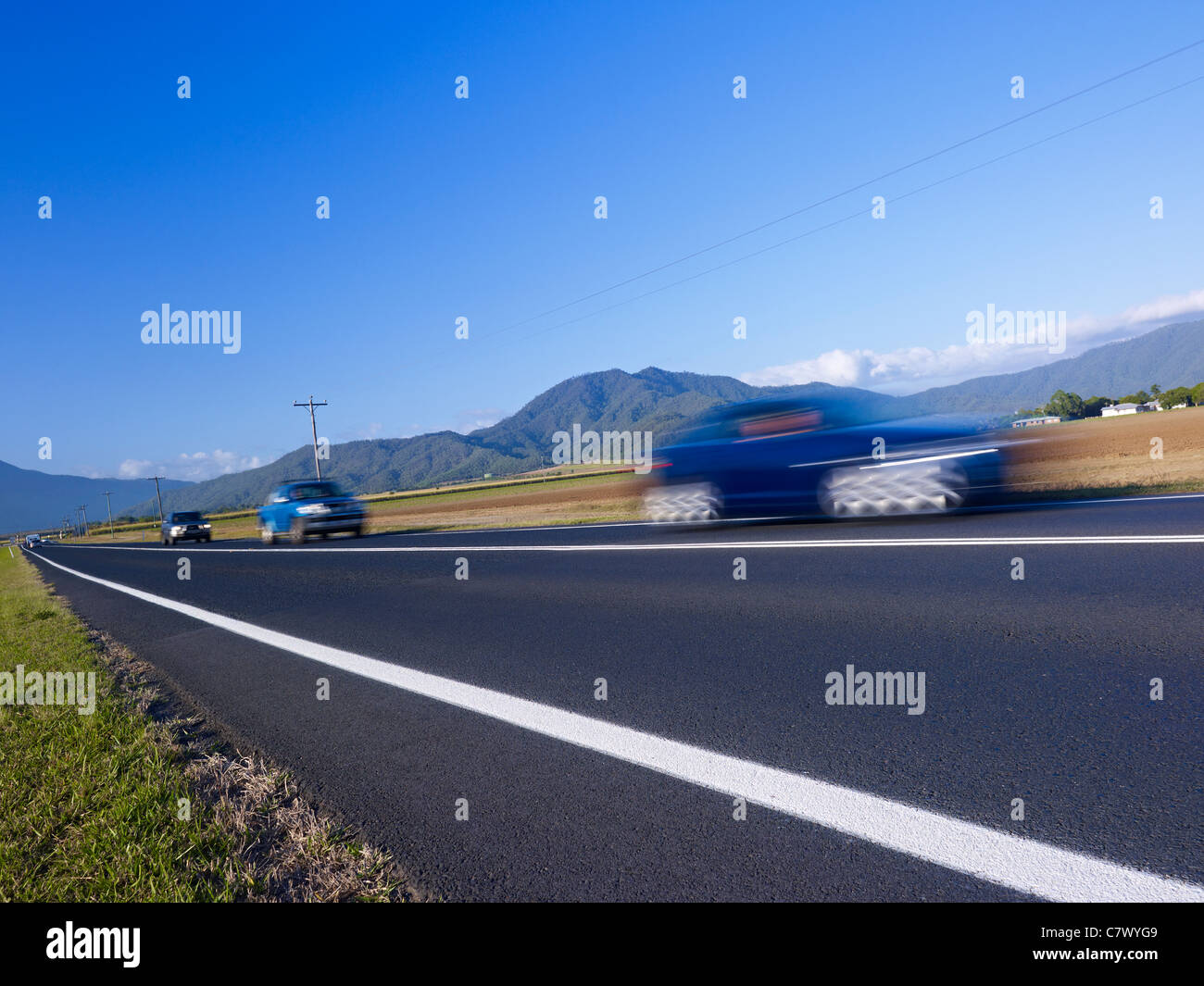 Conduire à travers la campagne pittoresque du nord du Queensland en Australie Banque D'Images