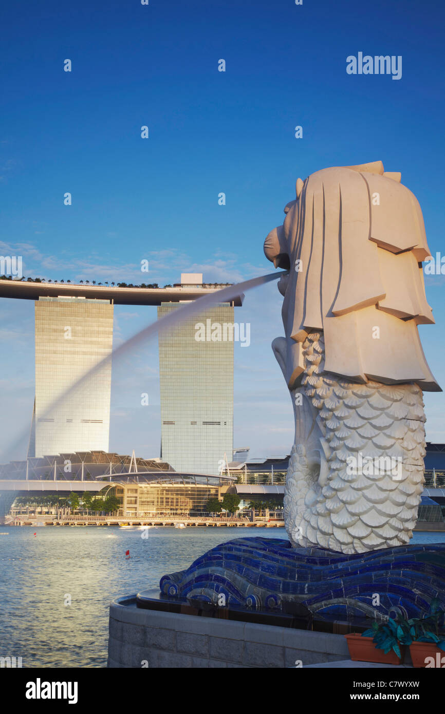 Marina Bay Sands Hotel et la statue du Merlion, Singapour Banque D'Images