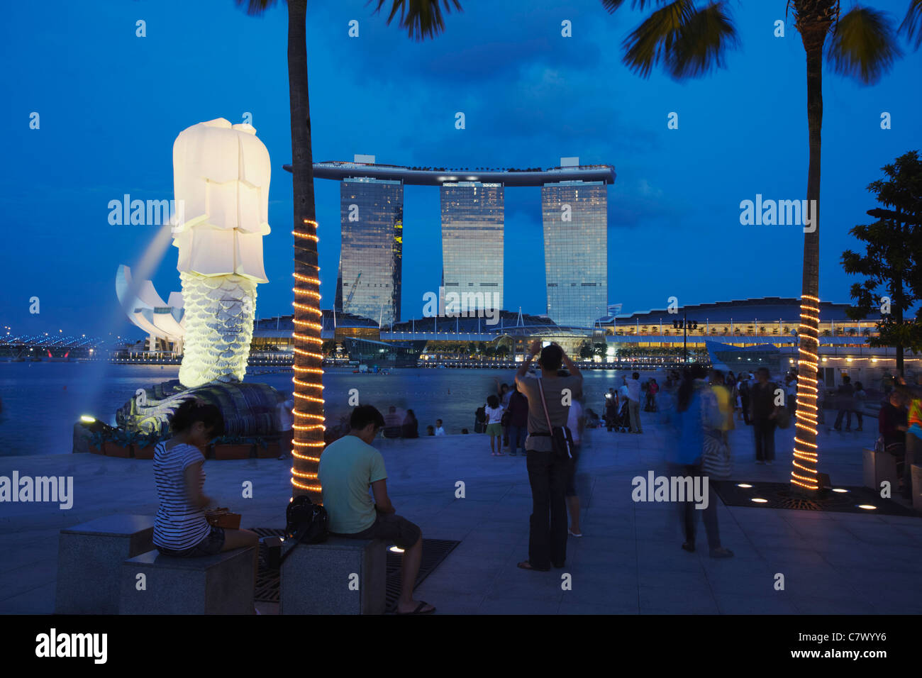 La statue du Merlion et Marina Bay Sands Hotel au crépuscule, Singapour Banque D'Images