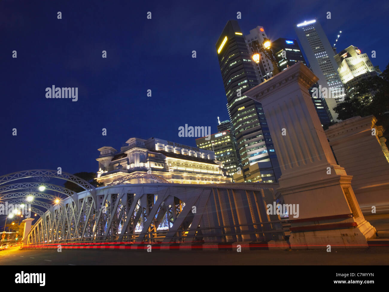 Pont Anderson et gratte-ciel du quartier central des affaires au crépuscule, Singapour Banque D'Images